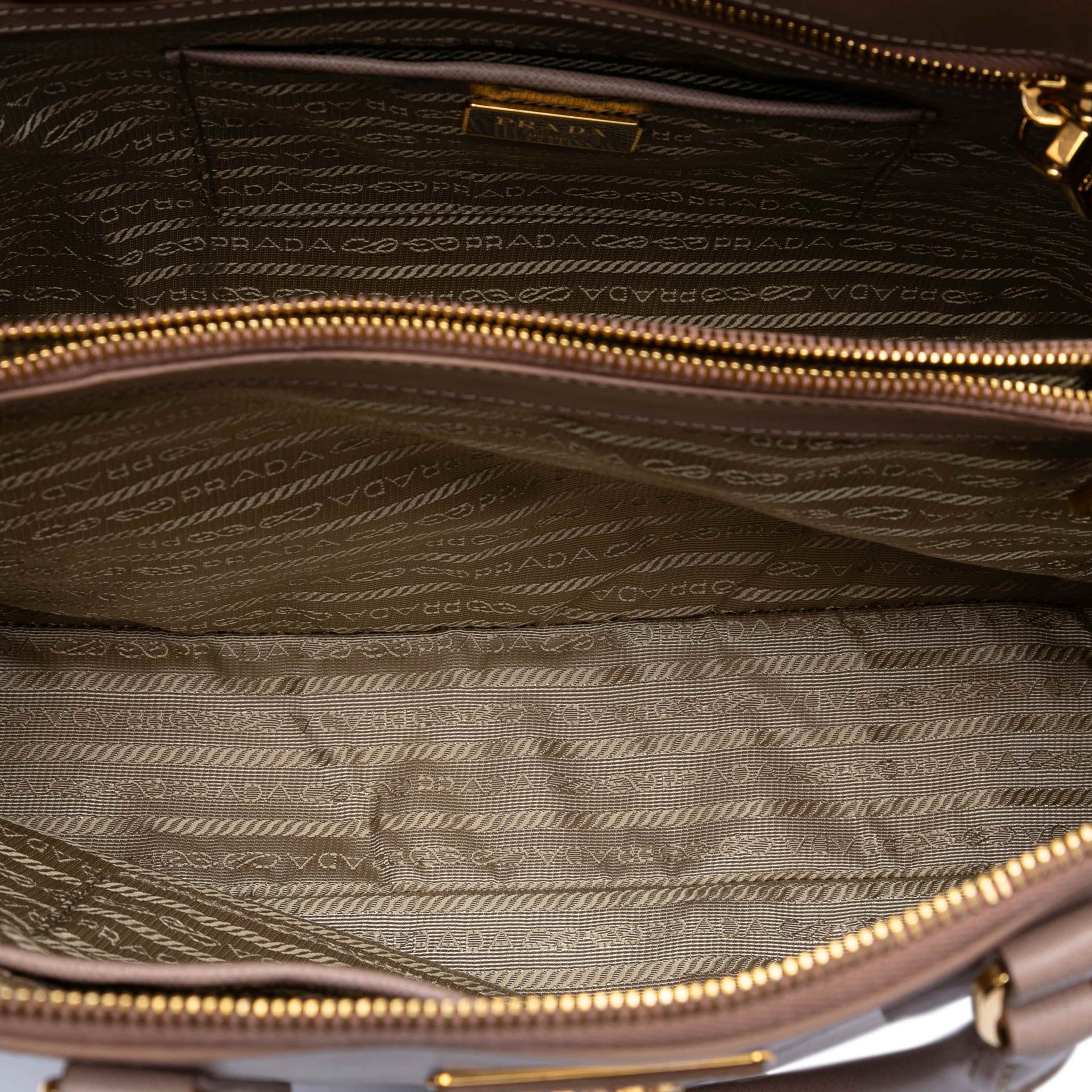 Prada Large Saffiano Lux Promenade Satchel, från Luxclusif, i färgen pink. Klicka för att öppna bilden i stort format