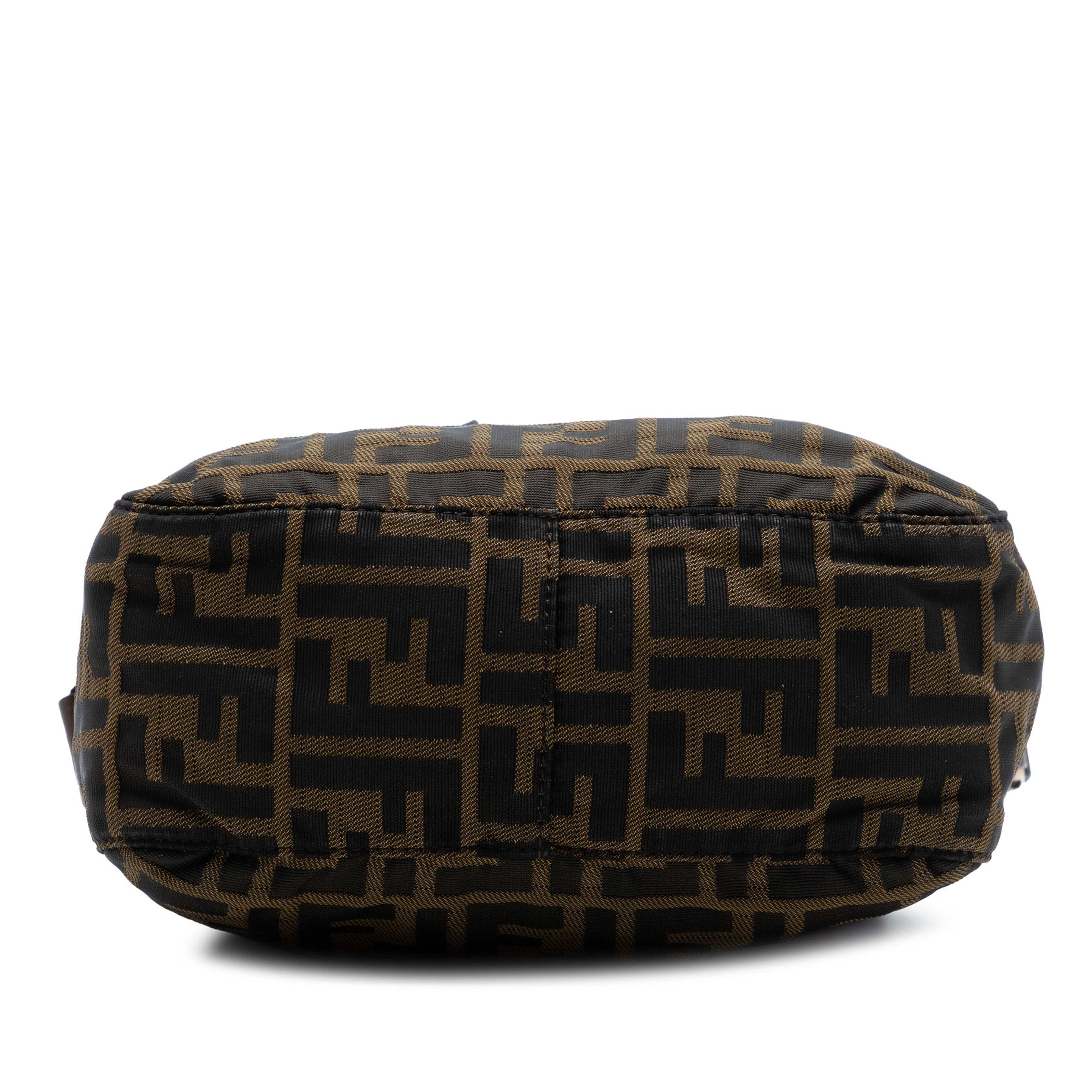 Fendi Zucca Canvas Crossbody, från Luxclusif, i färgen brown. Klicka för att öppna bilden i stort format