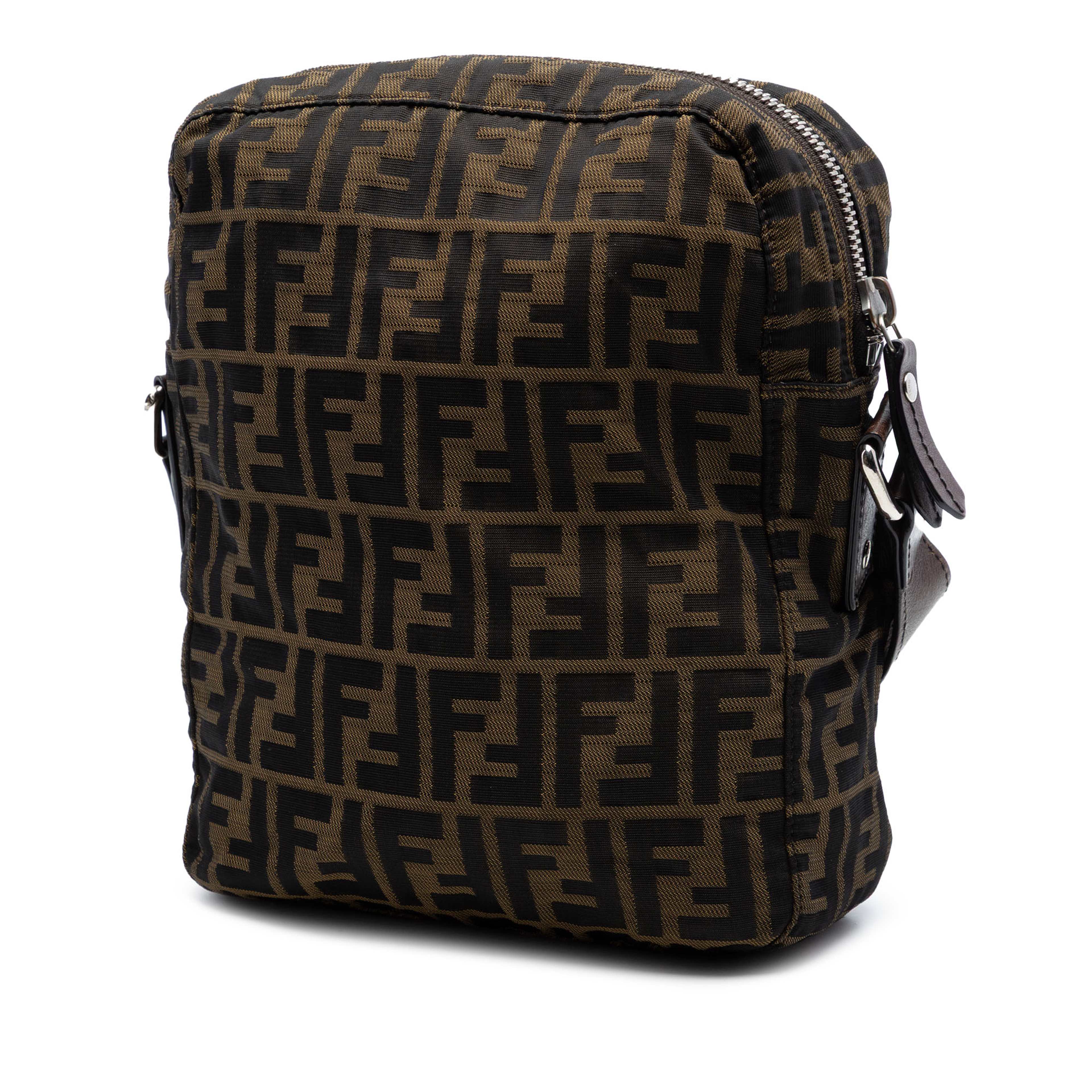 Fendi Zucca Canvas Crossbody, från Luxclusif, i färgen brown. Klicka för att öppna bilden i stort format