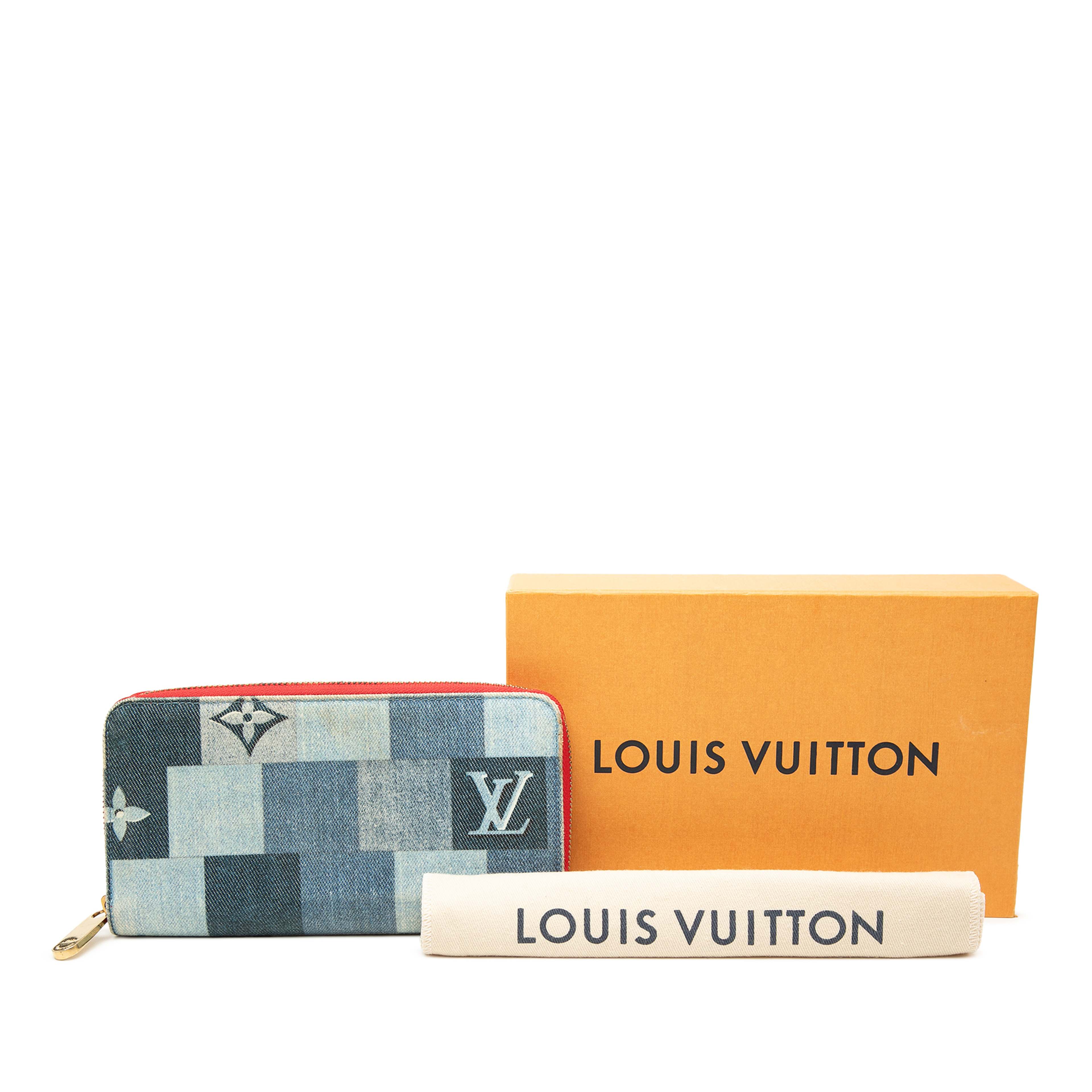 Louis Vuitton Monogram Denim Patchwork Zippy Long Wallet, från Luxclusif, i färgen blå. Klicka för att öppna bilden i stort format
