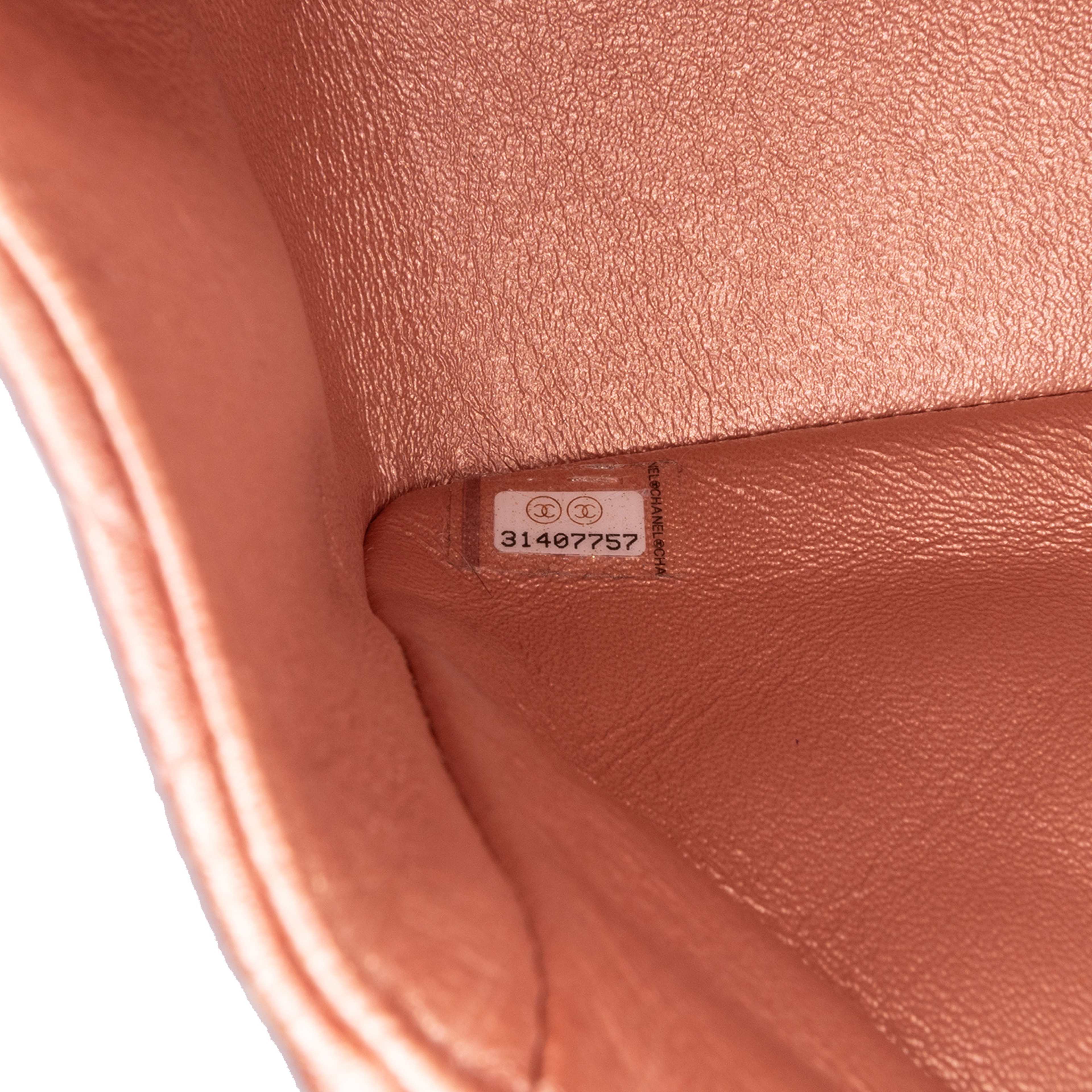 Chanel Mini Square Iridescent Calfskin Flap, från Luxclusif, i färgen orange. Klicka för att öppna bilden i stort format