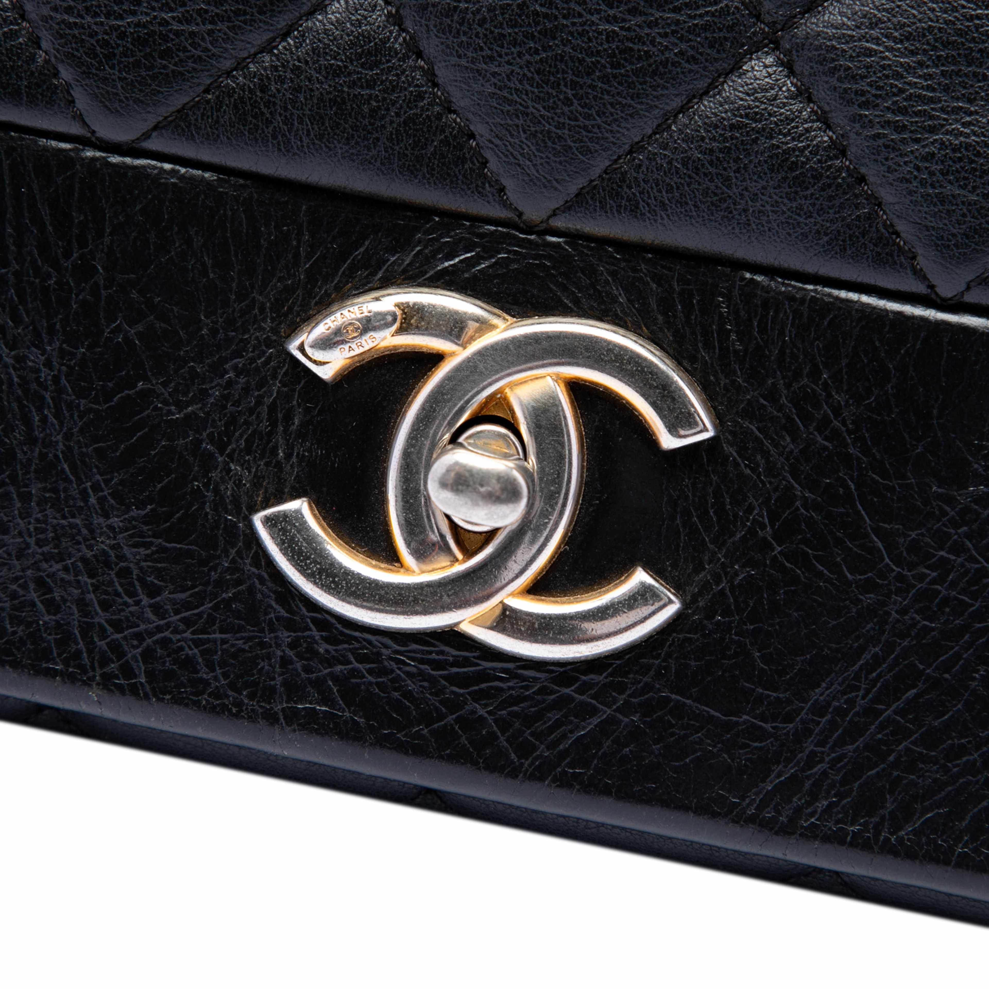 Chanel Medium Quilted Calfskin Soft Elegance Flap, från Luxclusif, i färgen svart. Klicka för att öppna bilden i stort format