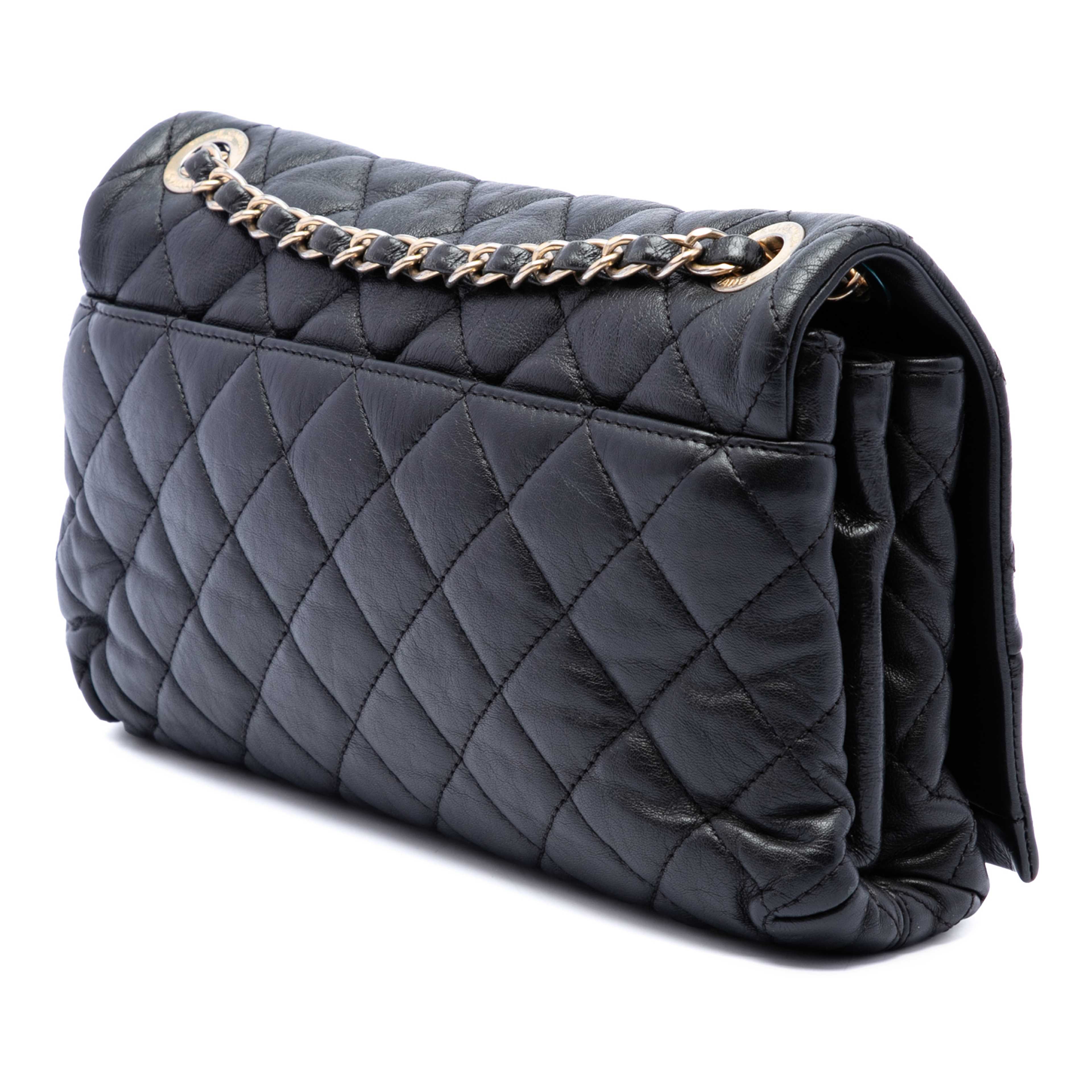 Chanel Medium Quilted Calfskin Soft Elegance Flap, från Luxclusif, i färgen svart. Klicka för att öppna bilden i stort format