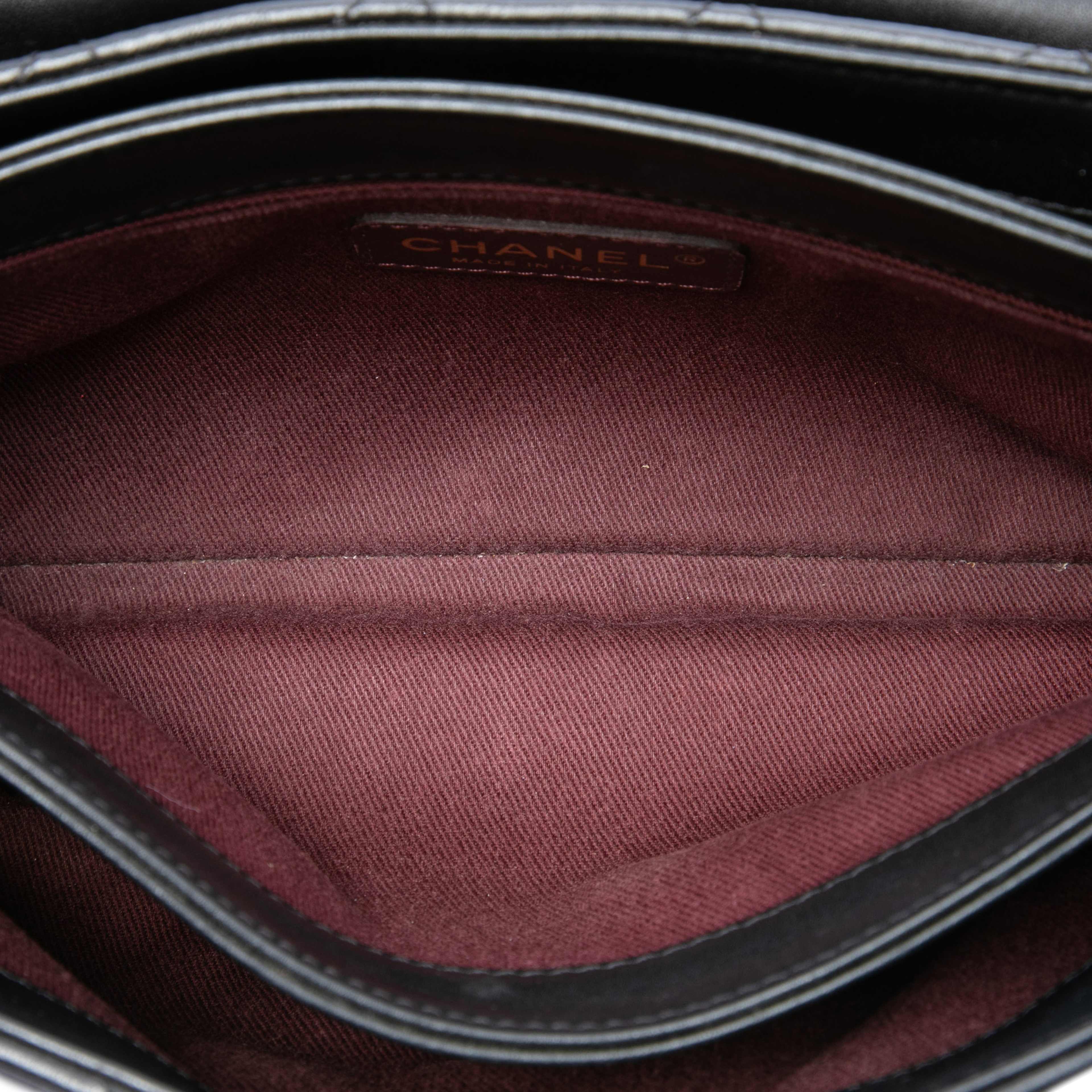 Chanel Medium Quilted Calfskin Soft Elegance Flap, från Luxclusif, i färgen svart. Klicka för att öppna bilden i stort format