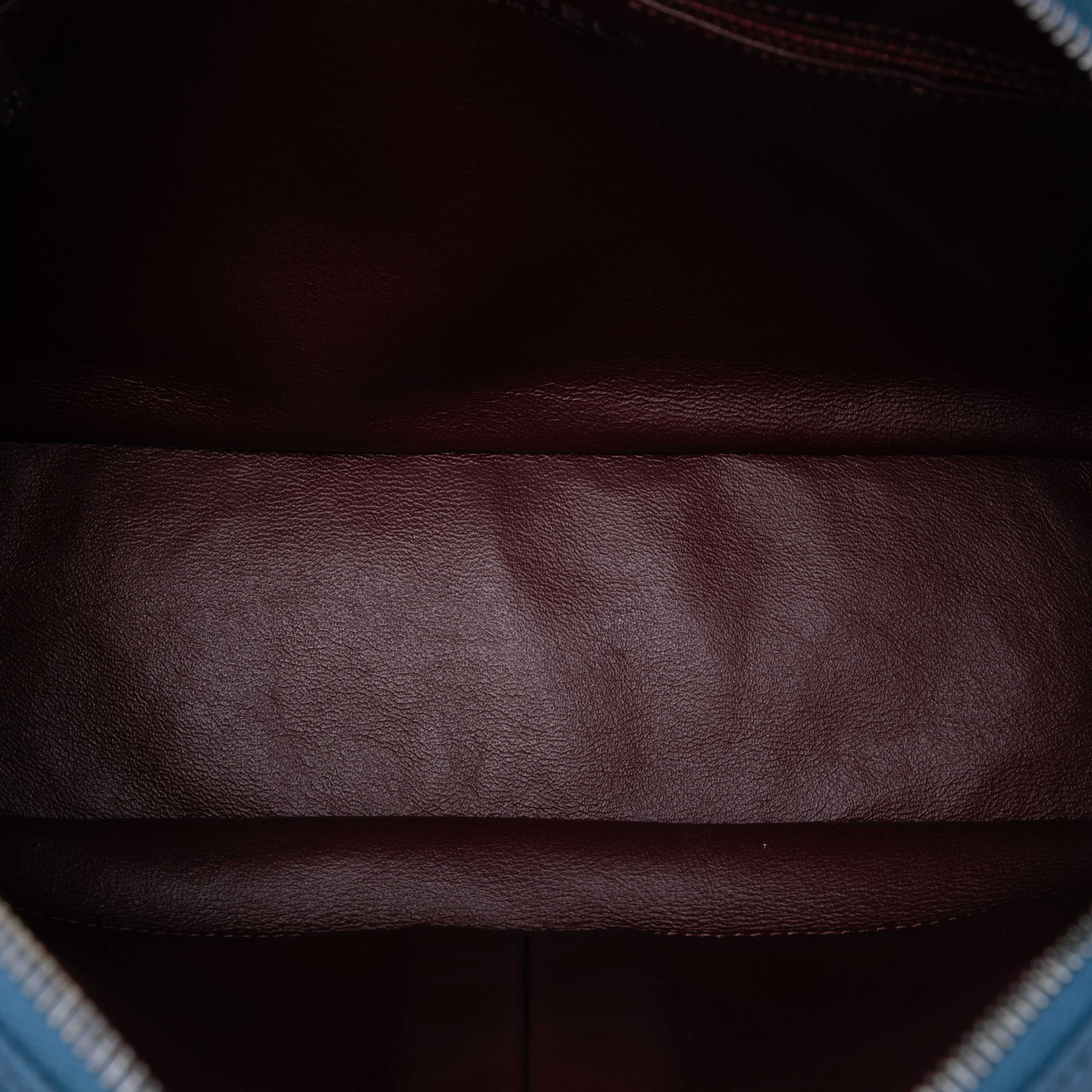 Chanel Cc Caviar Camera Bag, från Luxclusif, i färgen blue. Klicka för att öppna bilden i stort format