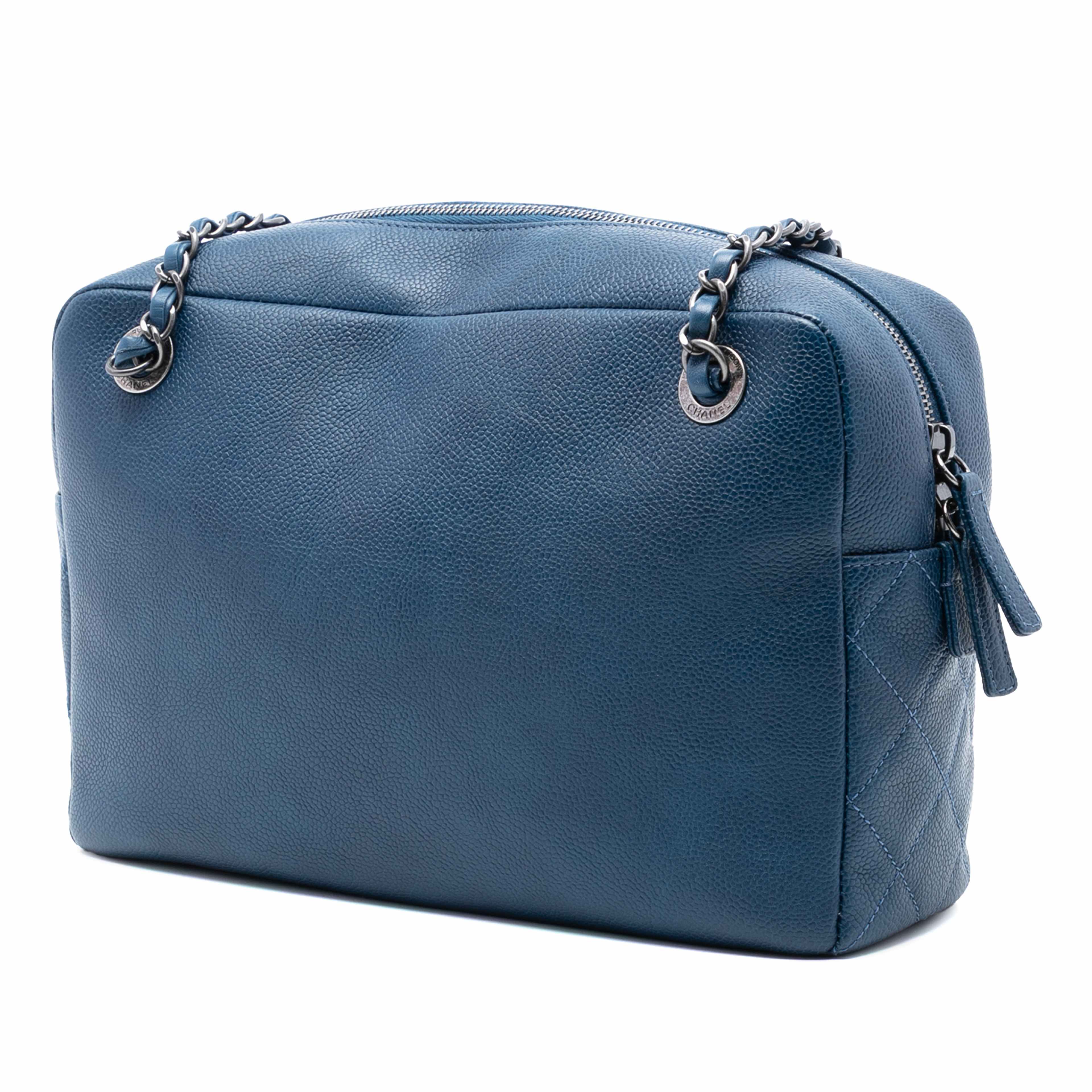 Chanel Cc Caviar Camera Bag, från Luxclusif, i färgen blue. Klicka för att öppna bilden i stort format