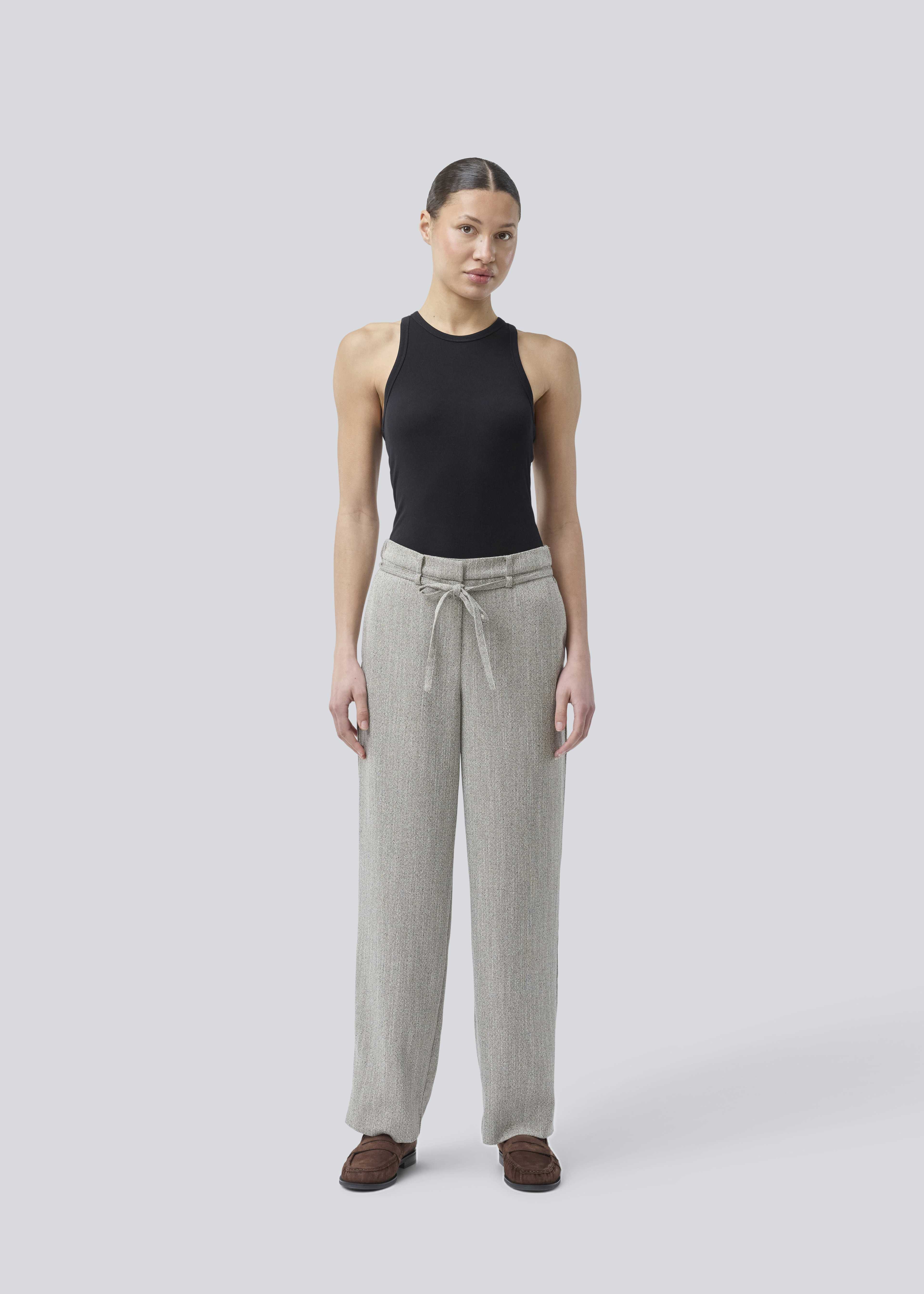 Popemd Pants, från Modström, i färgen herringbone speckle.