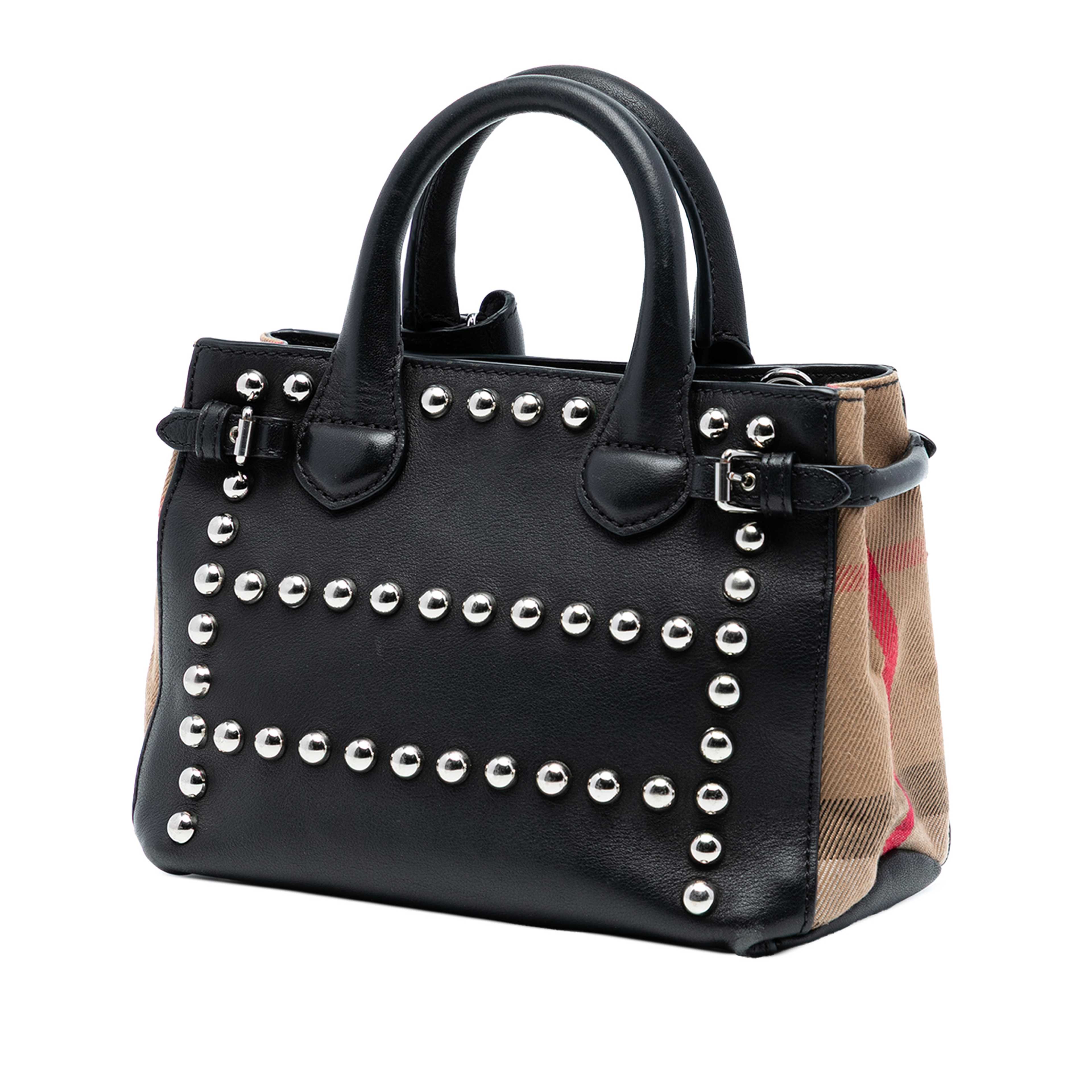 Burberry Baby Banner Studded Leather And House Check Tote, från Luxclusif, i färgen brun. Klicka för att öppna bilden i stort format