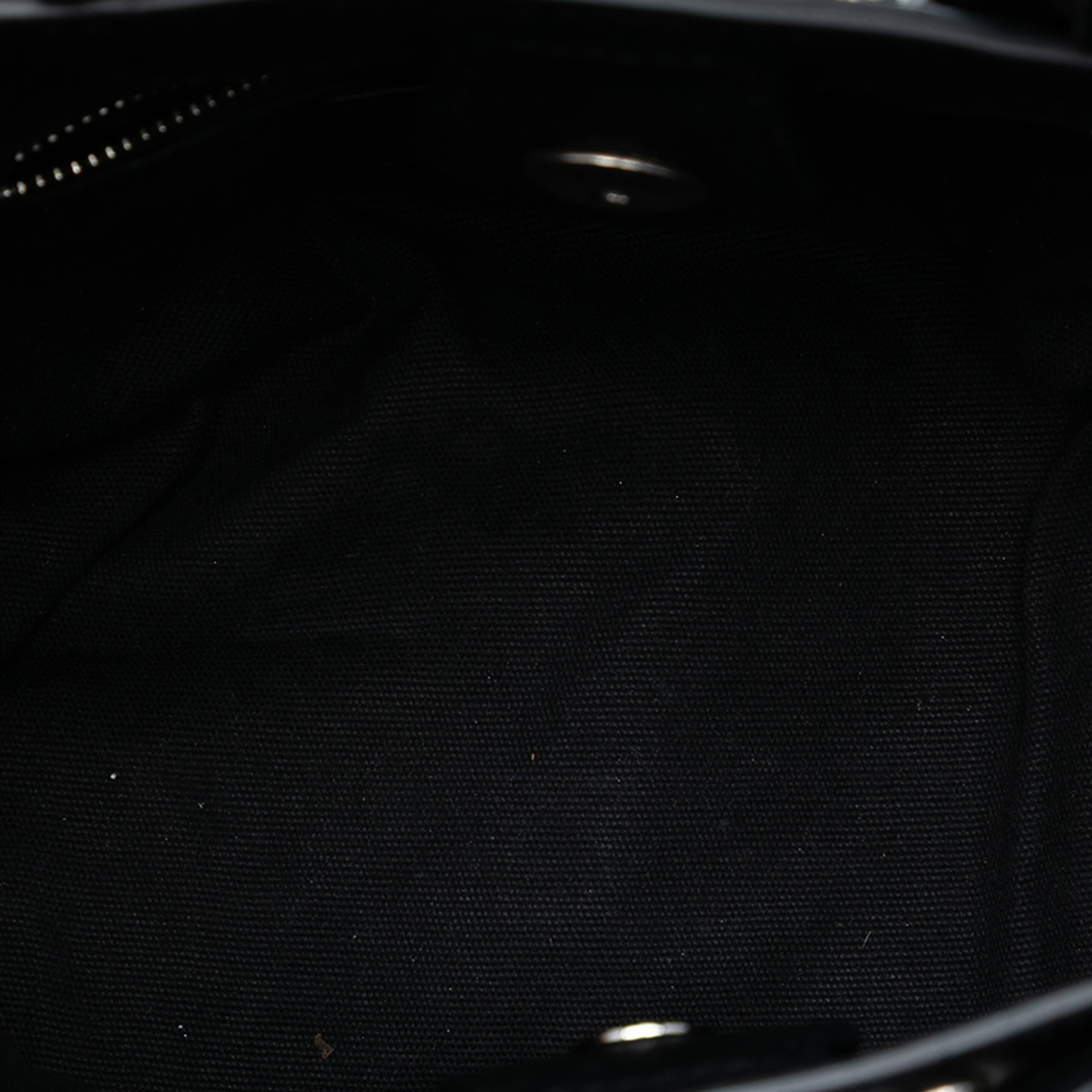 Burberry Baby Banner Studded Leather And House Check Tote, från Luxclusif, i färgen black. Klicka för att öppna bilden i stort format