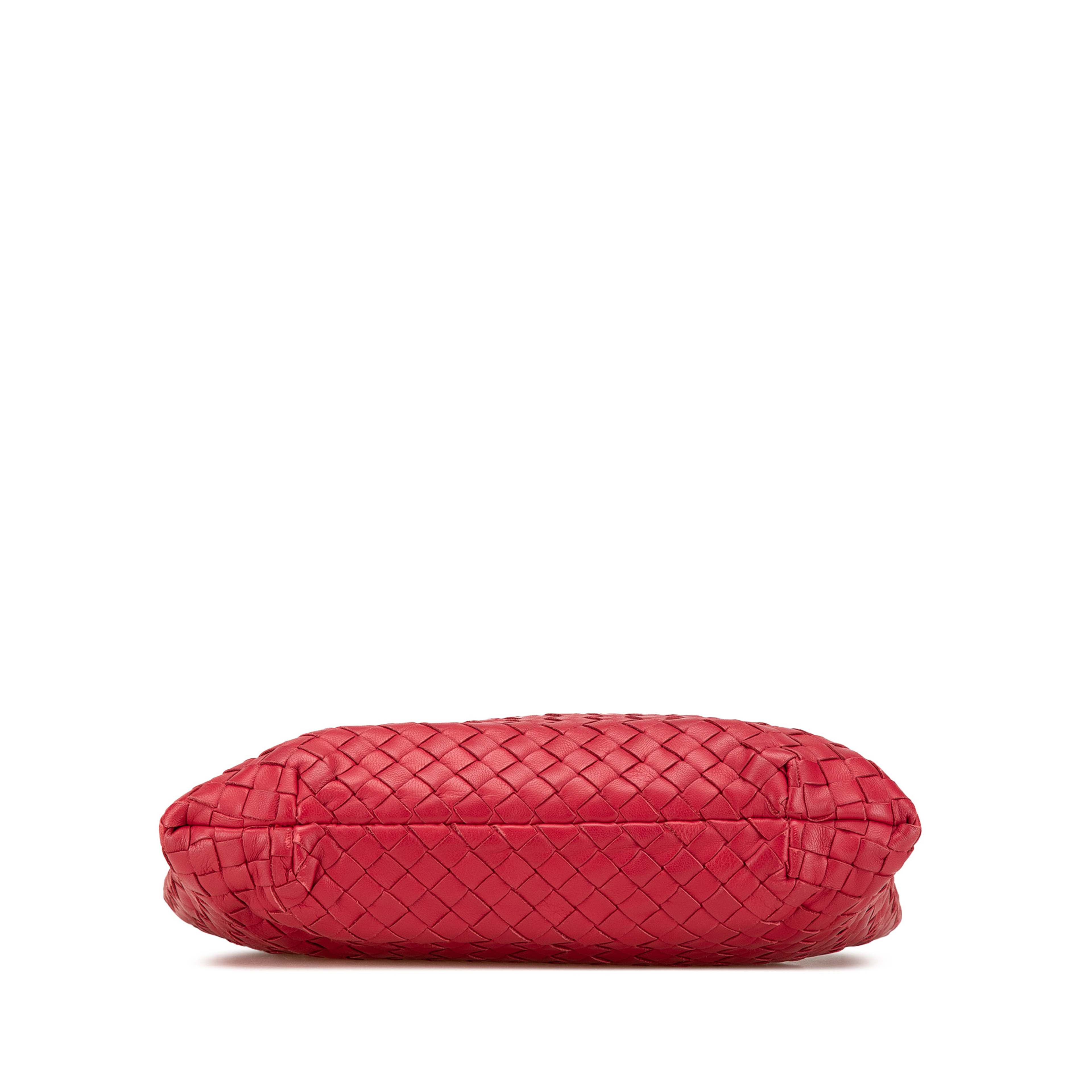 Bottega Veneta Small Nappa Intrecciato Capri, från Luxclusif, i färgen red. Klicka för att öppna bilden i stort format