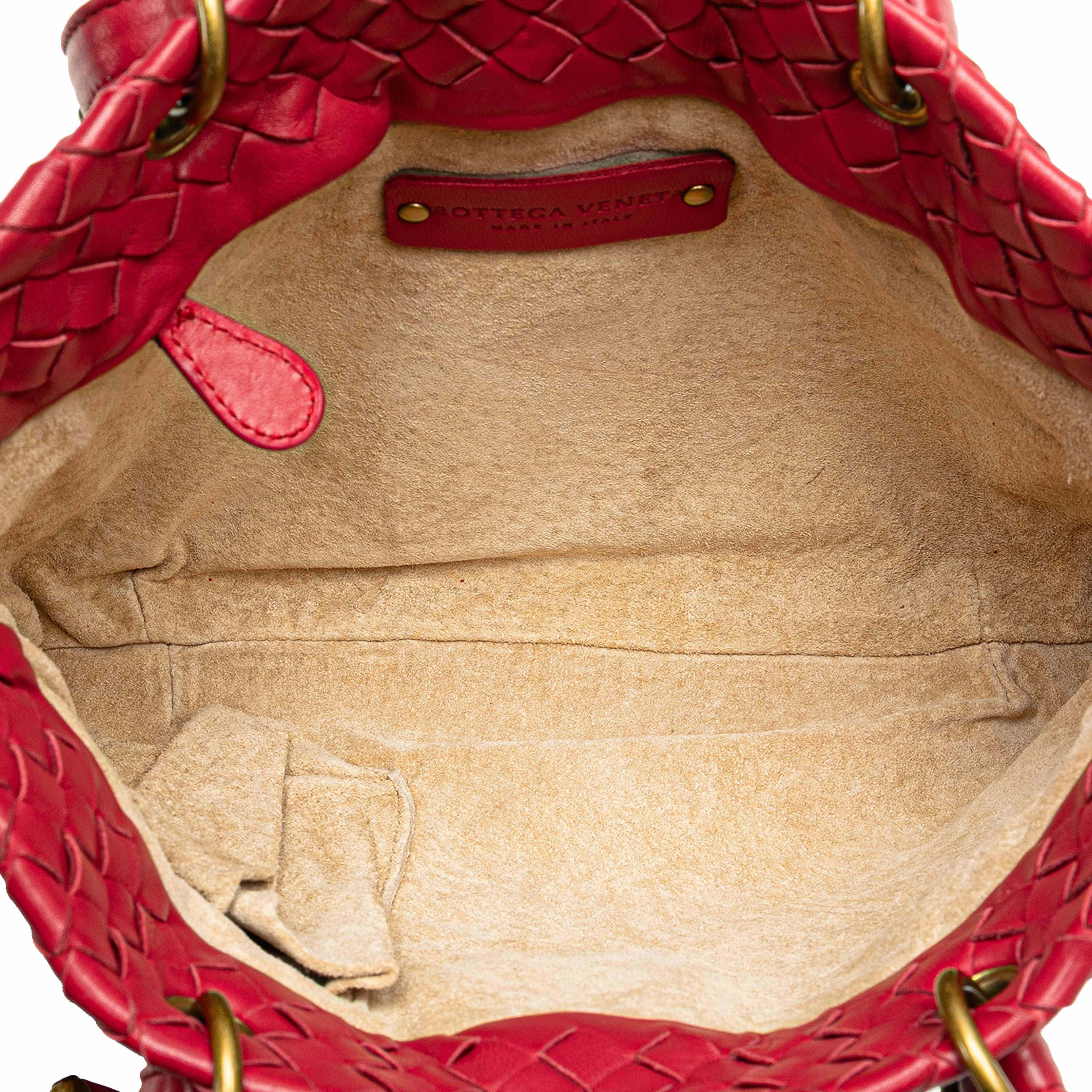 Bottega Veneta Small Nappa Intrecciato Capri, från Luxclusif, i färgen red. Klicka för att öppna bilden i stort format