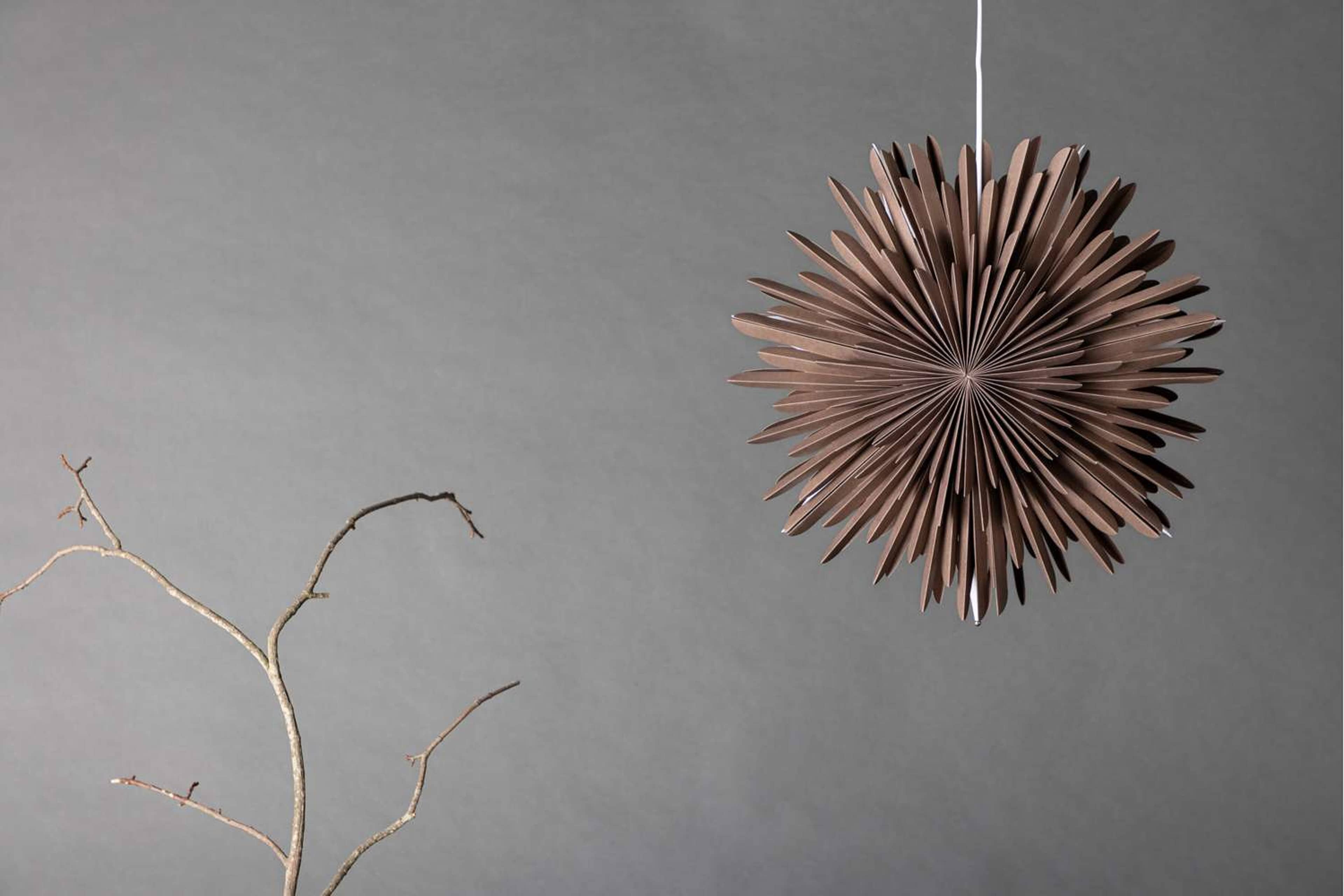 Sälen Adventsstjärna, från Venture Home, i färgen greige,white. Klicka för att öppna bilden i stort format