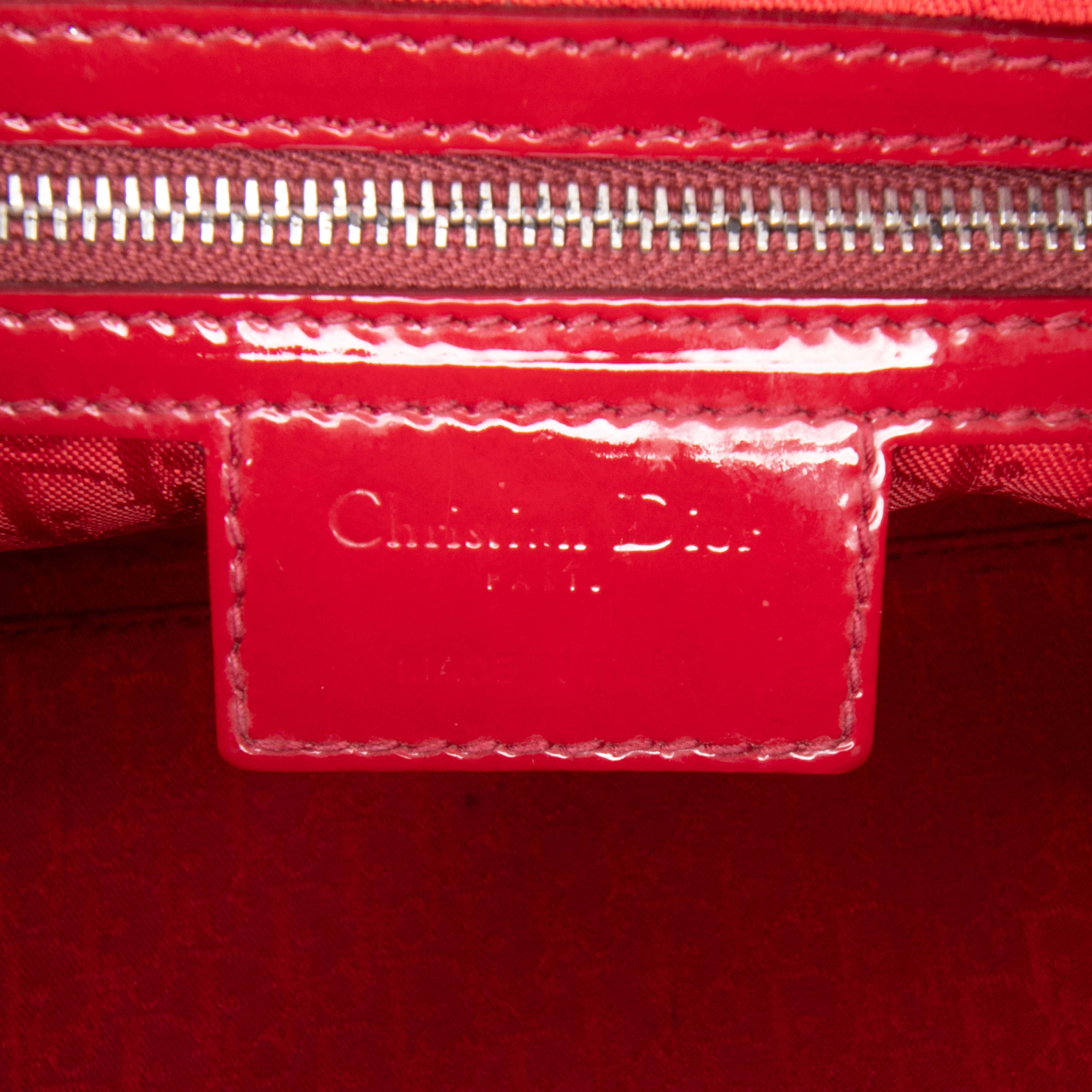 Dior Medium Patent Cannage Lady Dior, från Luxclusif, i färgen red. Klicka för att öppna bilden i stort format