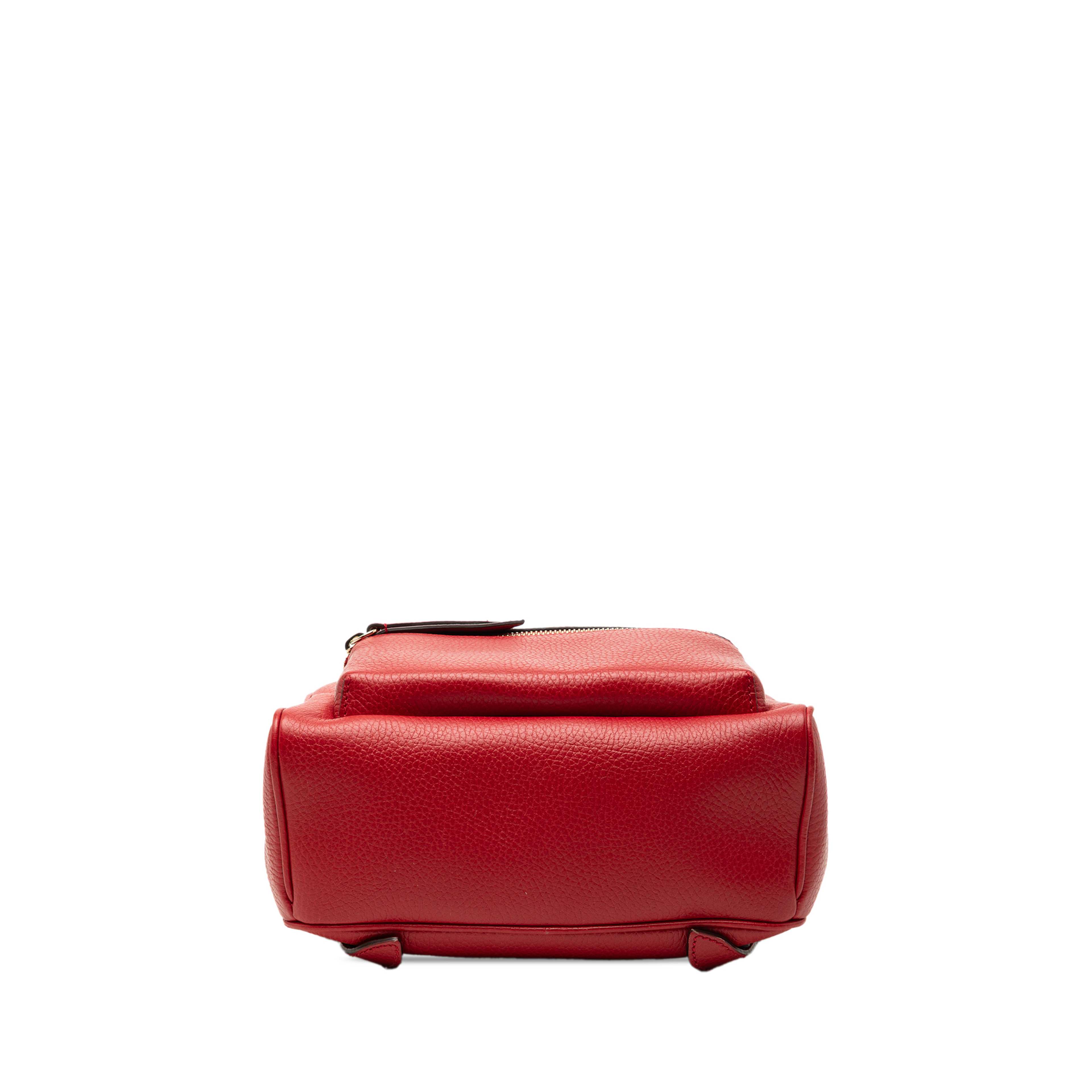 Gucci Pebbled Calfskin Soho Chain Backpack, från Luxclusif, i färgen red. Klicka för att öppna bilden i stort format