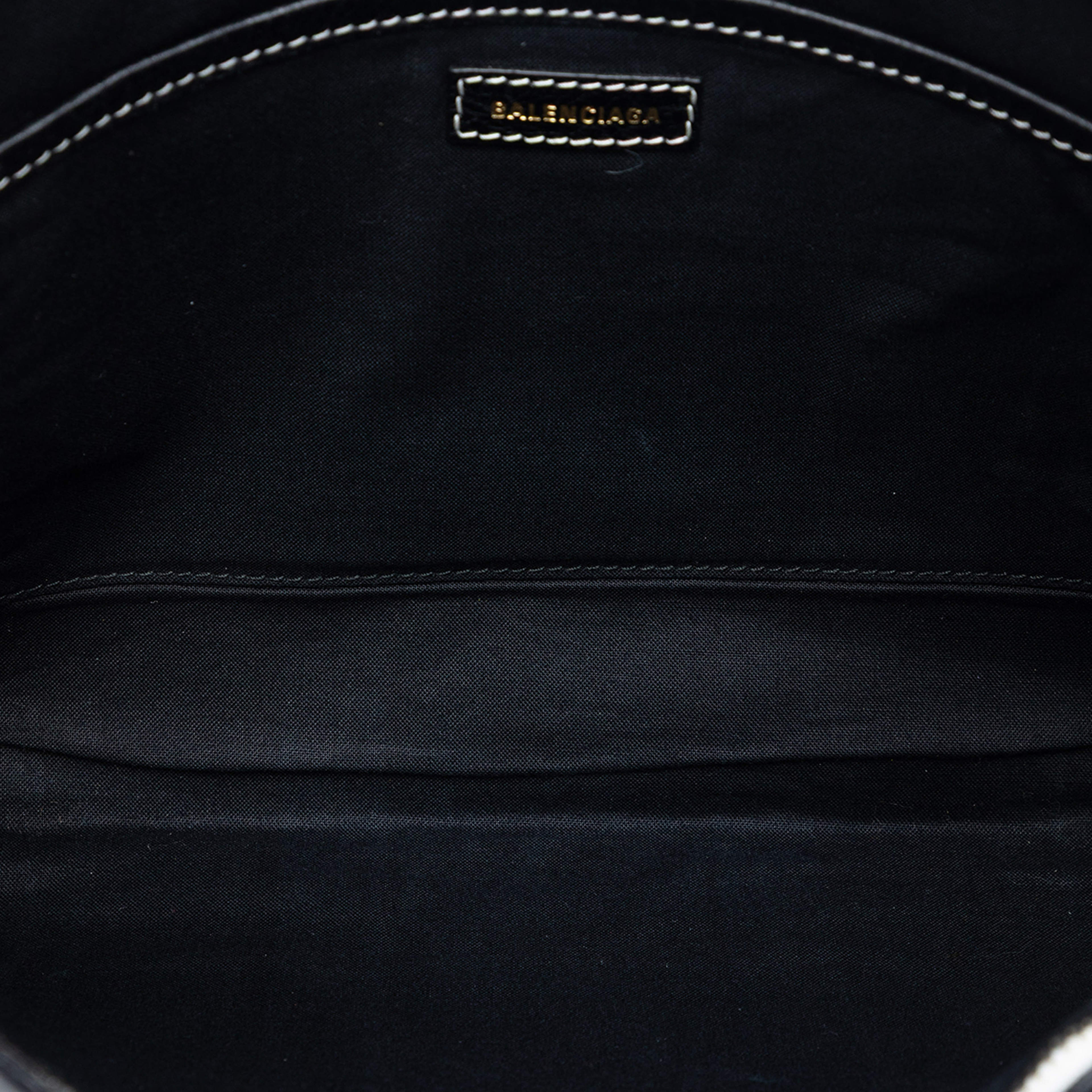 Balenciaga Lambskin Bazar Clutch, från Luxclusif, i färgen yellow. Klicka för att öppna bilden i stort format