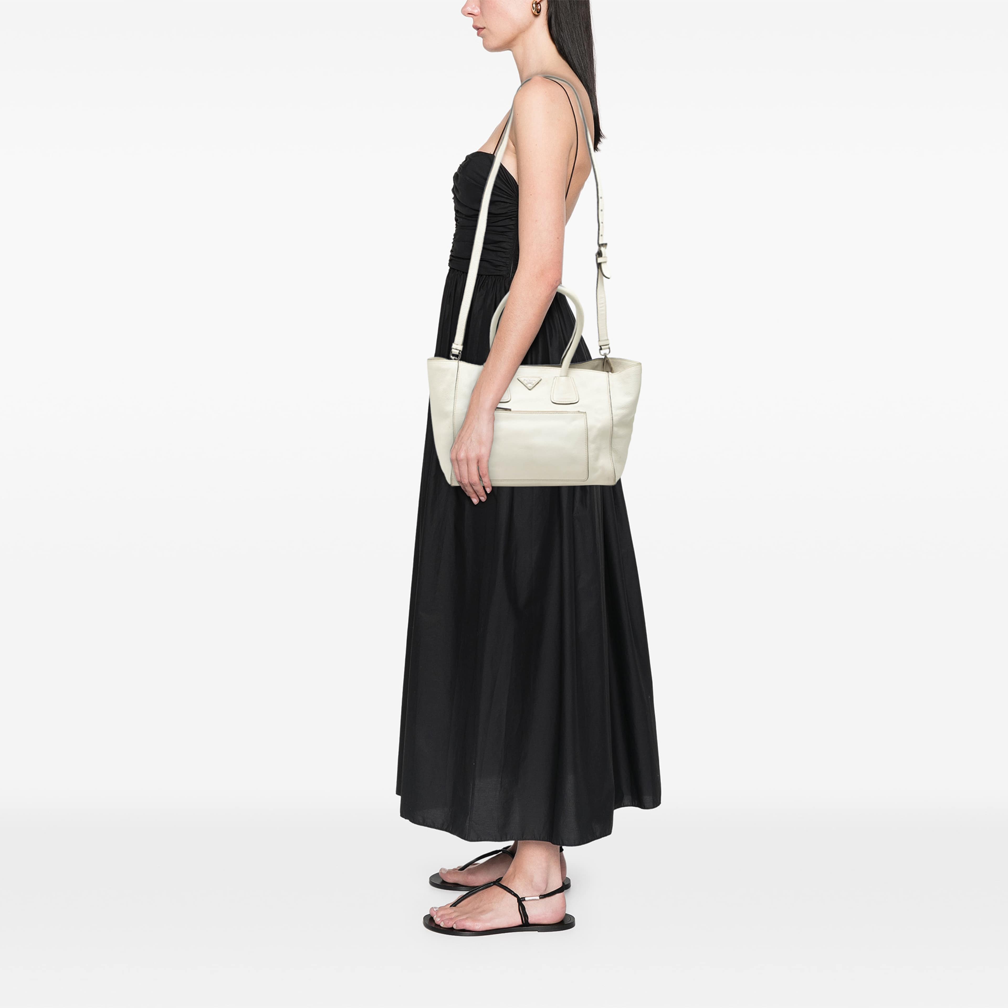 Prada Vitello Daino Front Pocket Open Convertible Tote, från Luxclusif, i färgen vit. Klicka för att öppna bilden i stort format