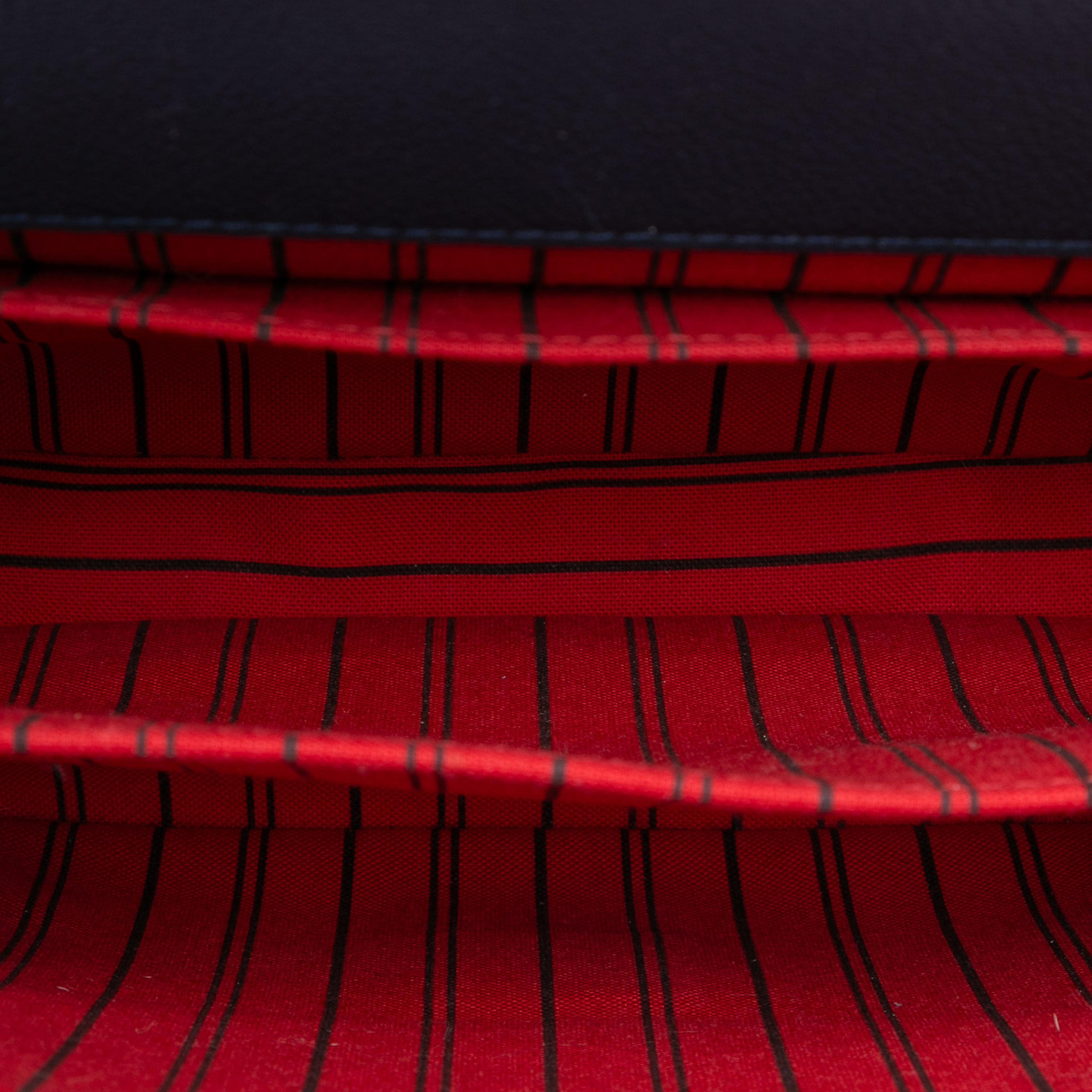 Louis Vuitton Monogram Empreinte Pochette Metis, från Luxclusif, i färgen navy. Klicka för att öppna bilden i stort format