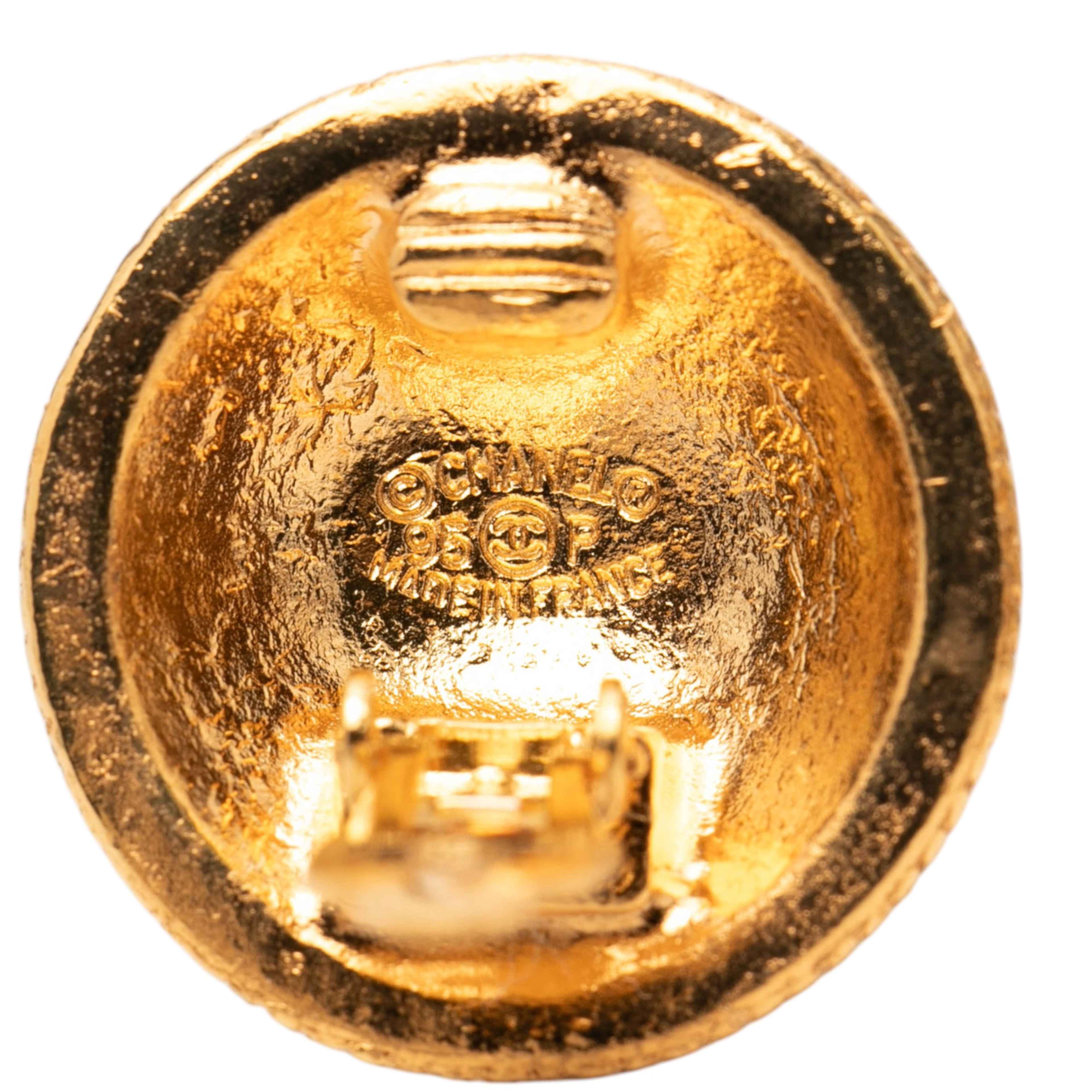 Chanel Cc Gold Plated Round Clip On Earrings, från Luxclusif, i färgen gold. Klicka för att öppna bilden i stort format