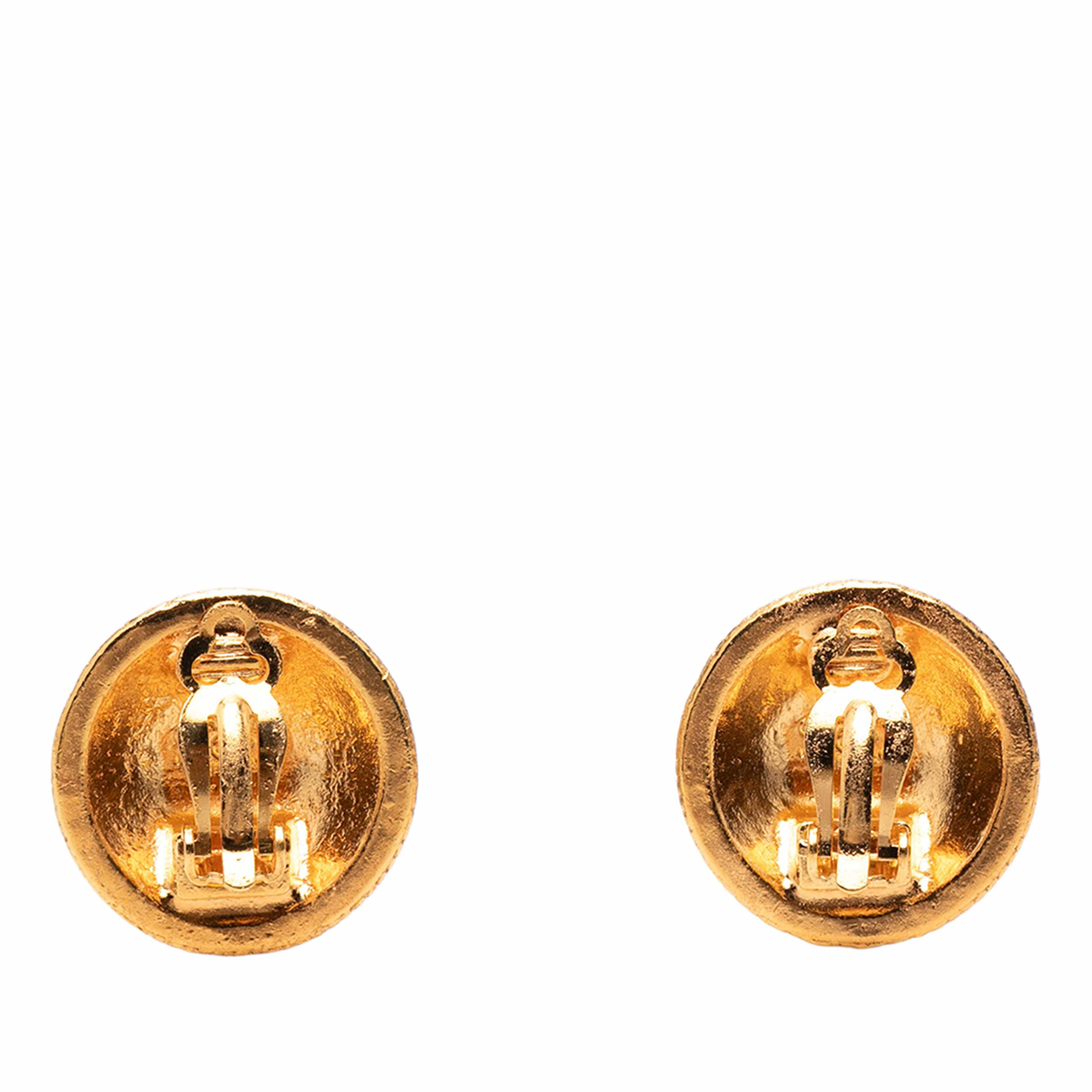 Chanel Cc Gold Plated Round Clip On Earrings, från Luxclusif, i färgen gold. Klicka för att öppna bilden i stort format