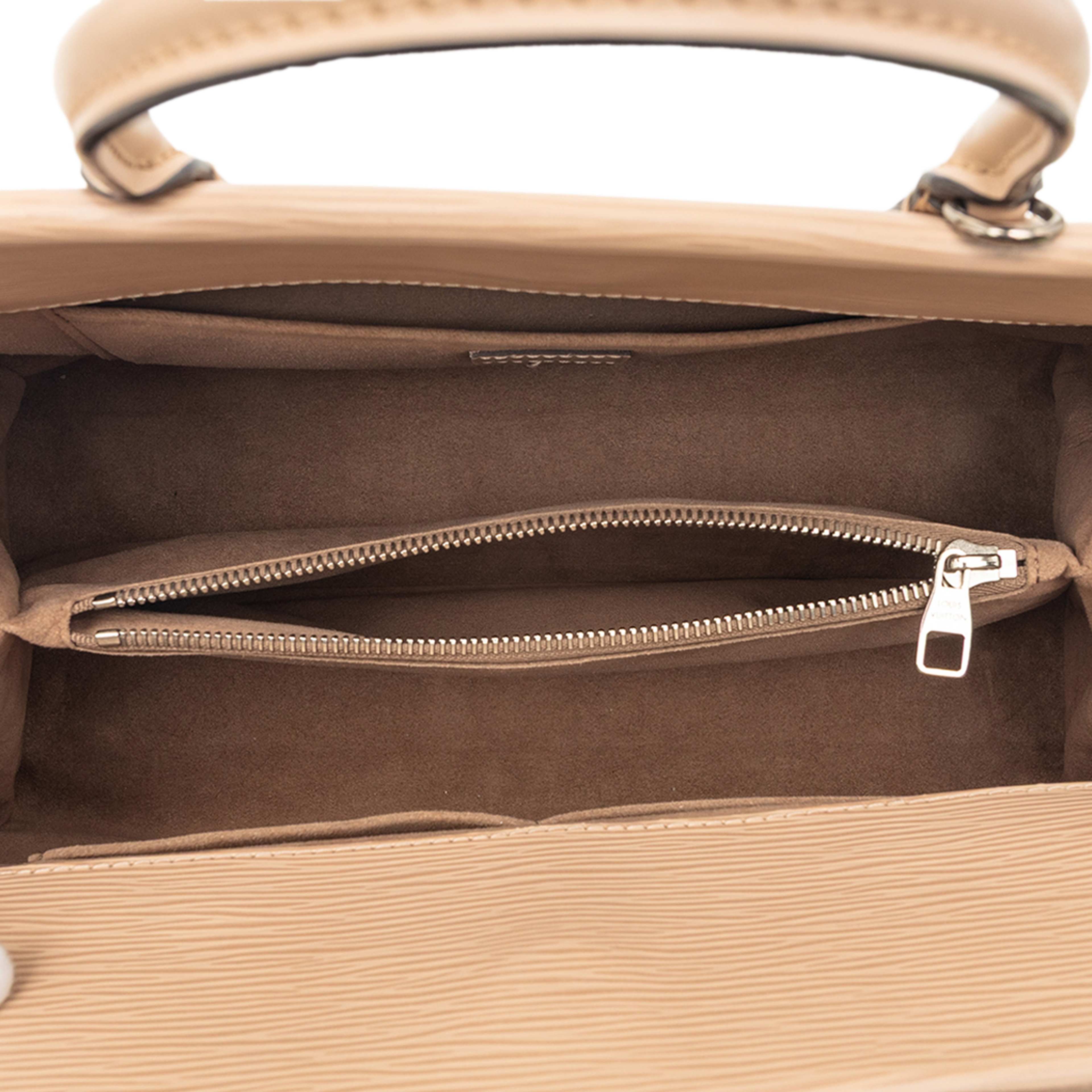 Louis Vuitton Epi Marly Mm, från Luxclusif, i färgen beige. Klicka för att öppna bilden i stort format