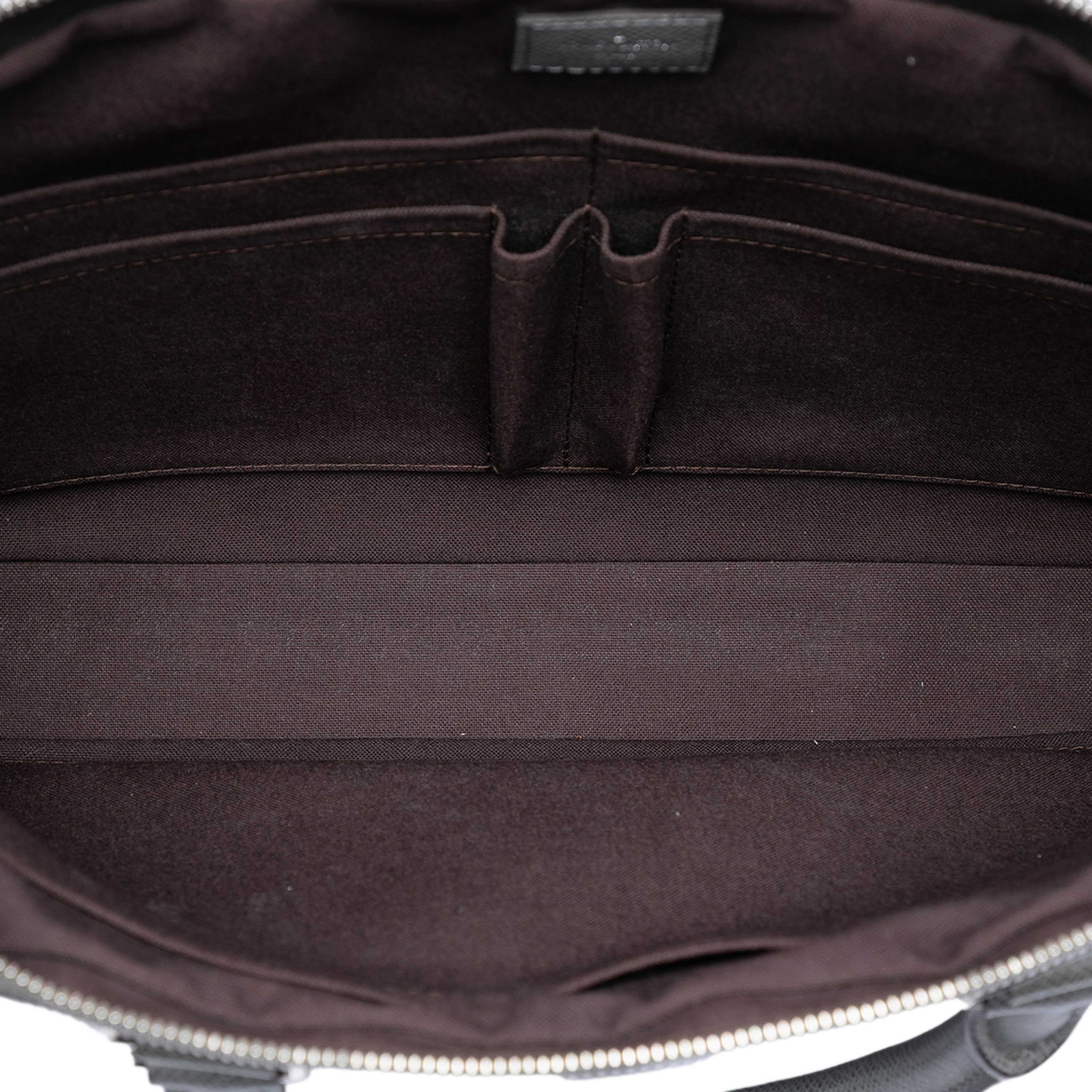 Louis Vuitton Taiga Porte Documents Business Mm, från Luxclusif, i färgen dark gray. Klicka för att öppna bilden i stort format