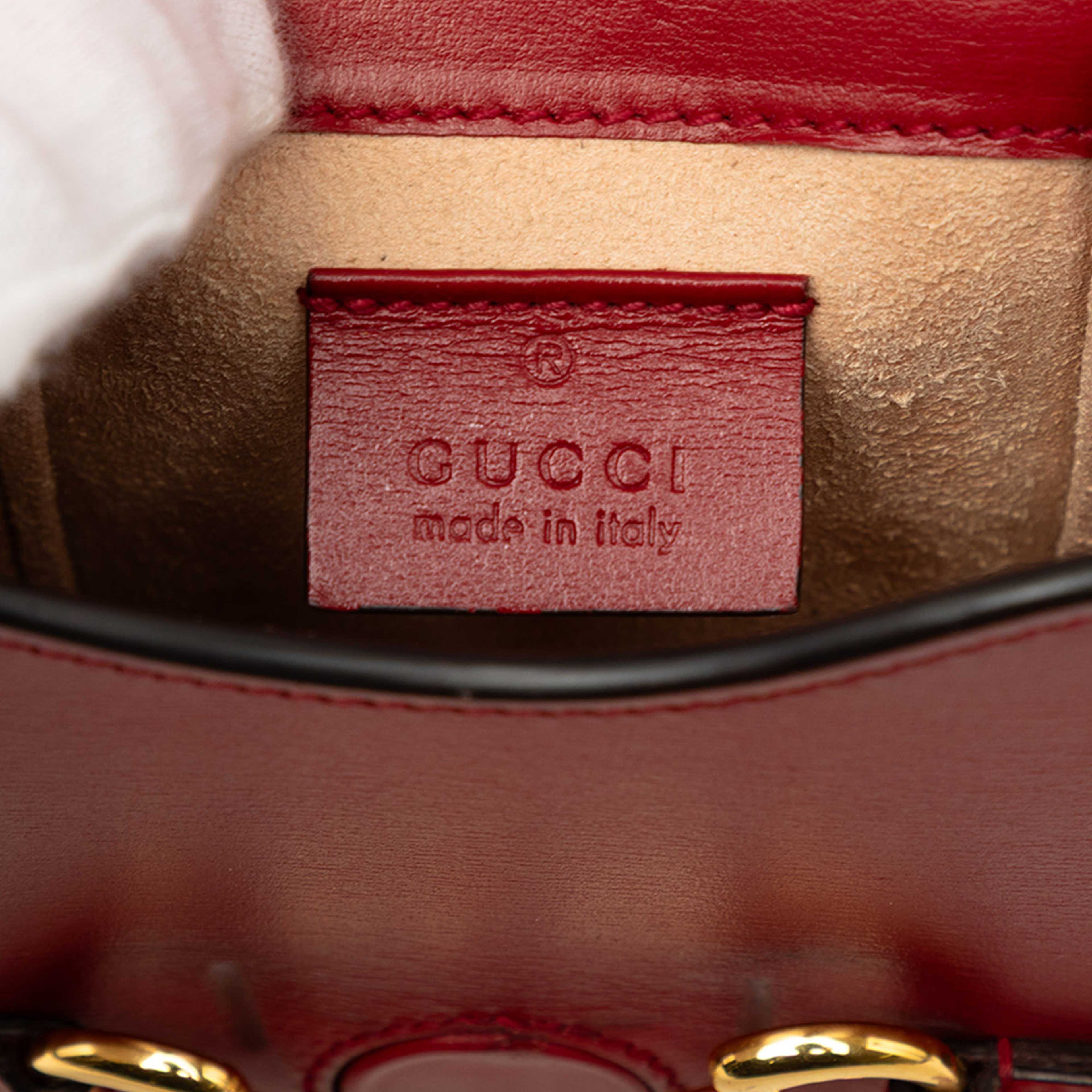 Gucci Mini Calfskin Horsebit 1955 Crossbody, från Luxclusif, i färgen röd. Klicka för att öppna bilden i stort format