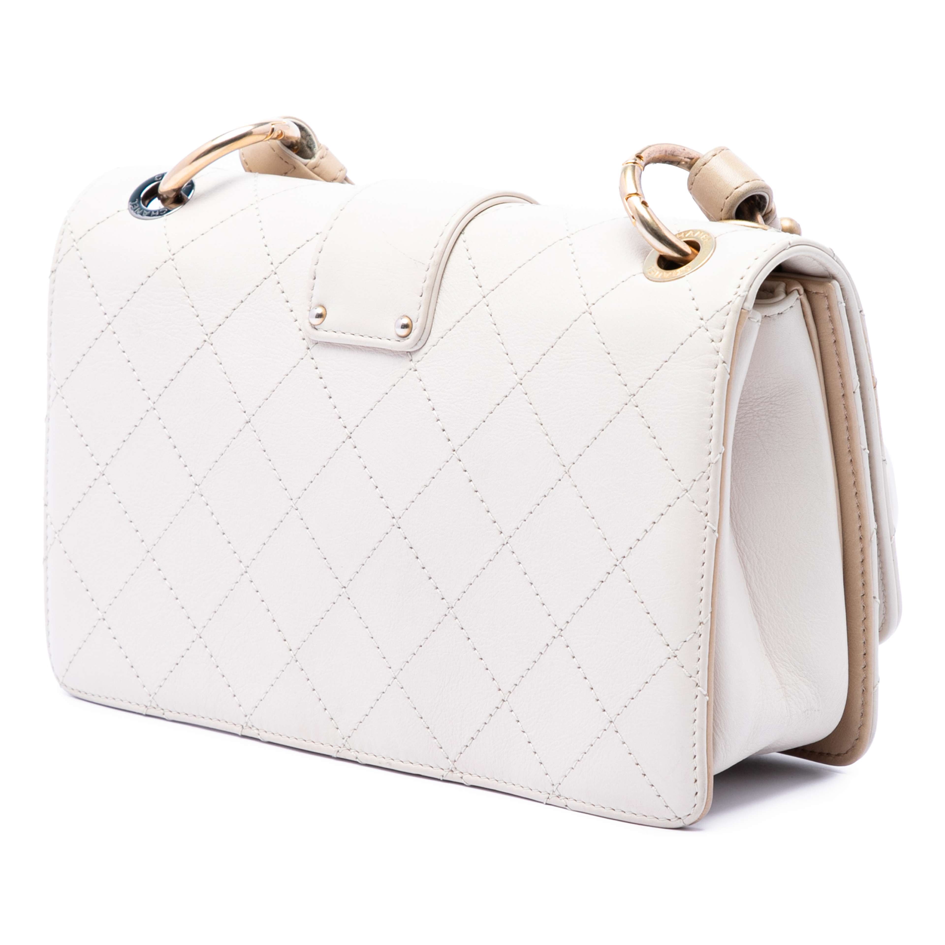 Chanel Cc Stitched Calfskin Chain Flap, från Luxclusif, i färgen vit. Klicka för att öppna bilden i stort format