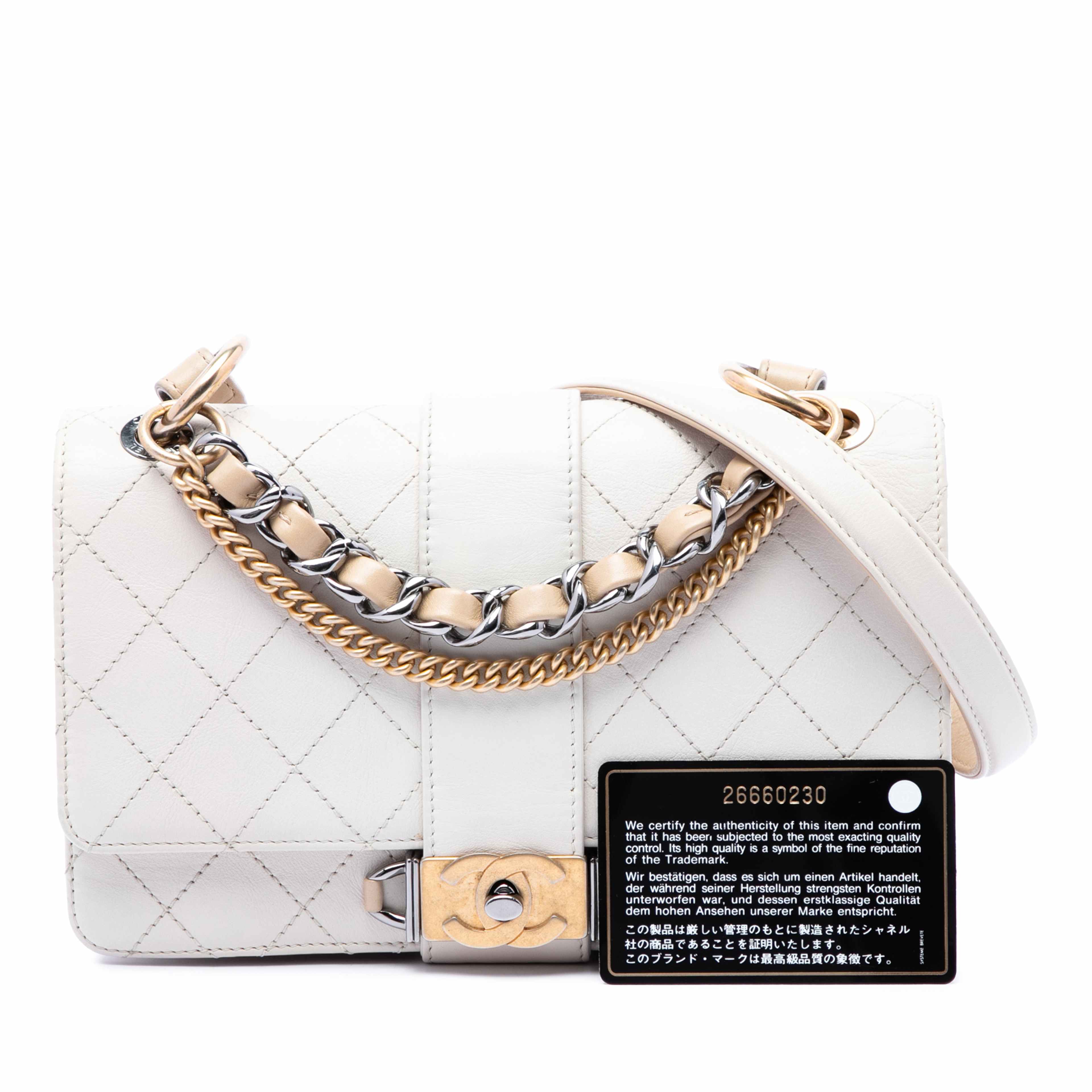 Chanel Cc Stitched Calfskin Chain Flap, från Luxclusif, i färgen vit. Klicka för att öppna bilden i stort format