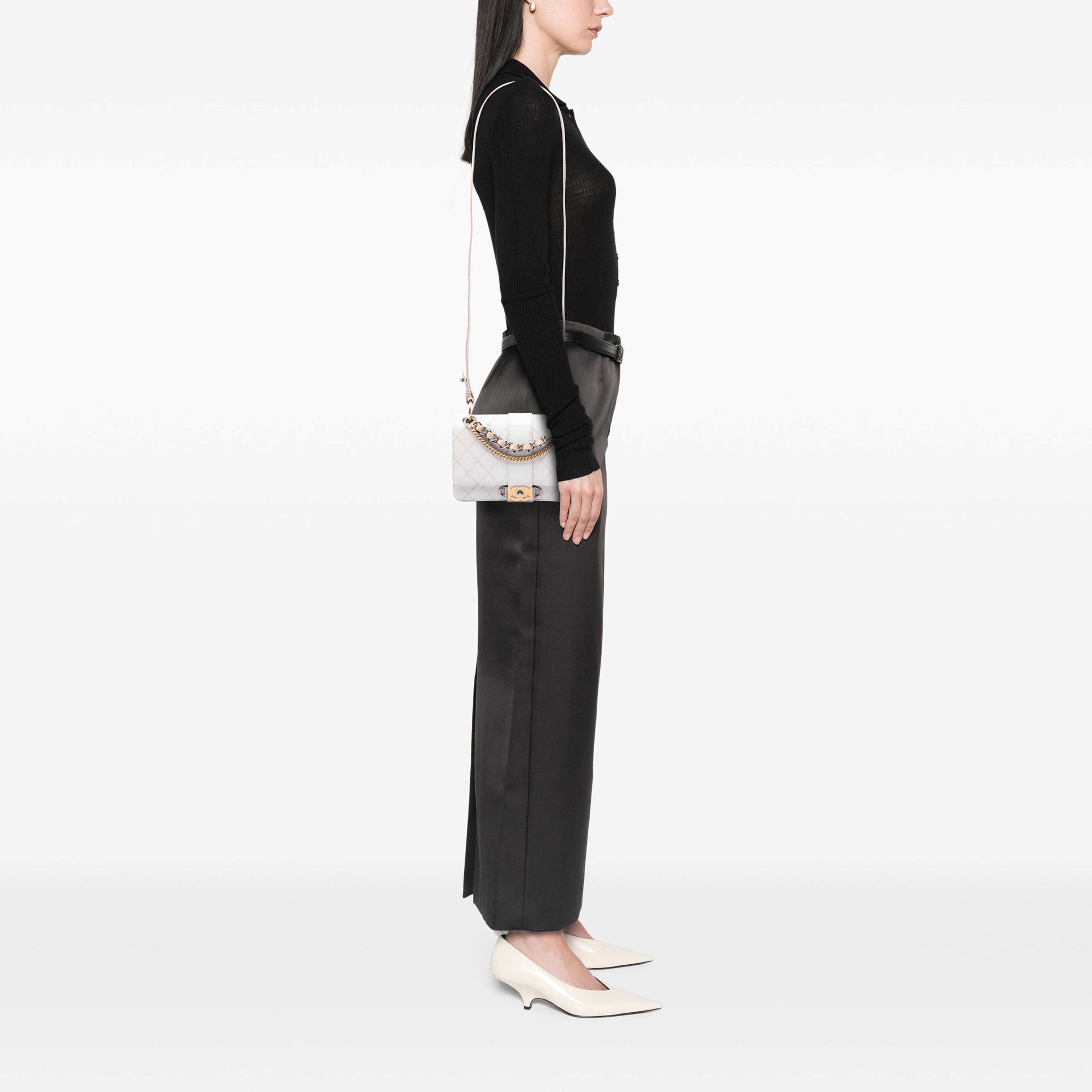Chanel Cc Stitched Calfskin Chain Flap, från Luxclusif, i färgen vit. Klicka för att öppna bilden i stort format