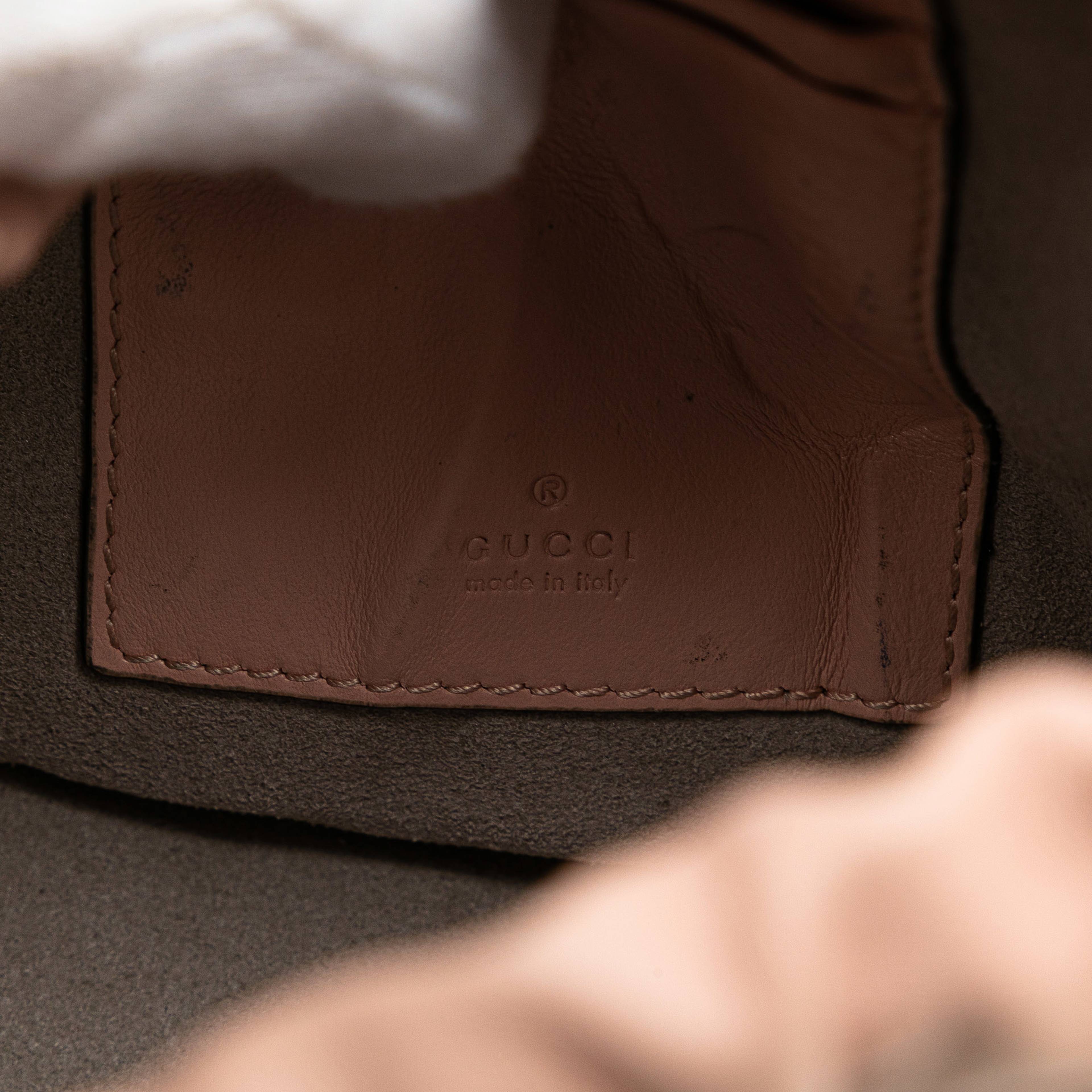 Gucci Small Gg Marmont Leather Matelasse Bucket Bag, från Luxclusif, i färgen pink. Klicka för att öppna bilden i stort format