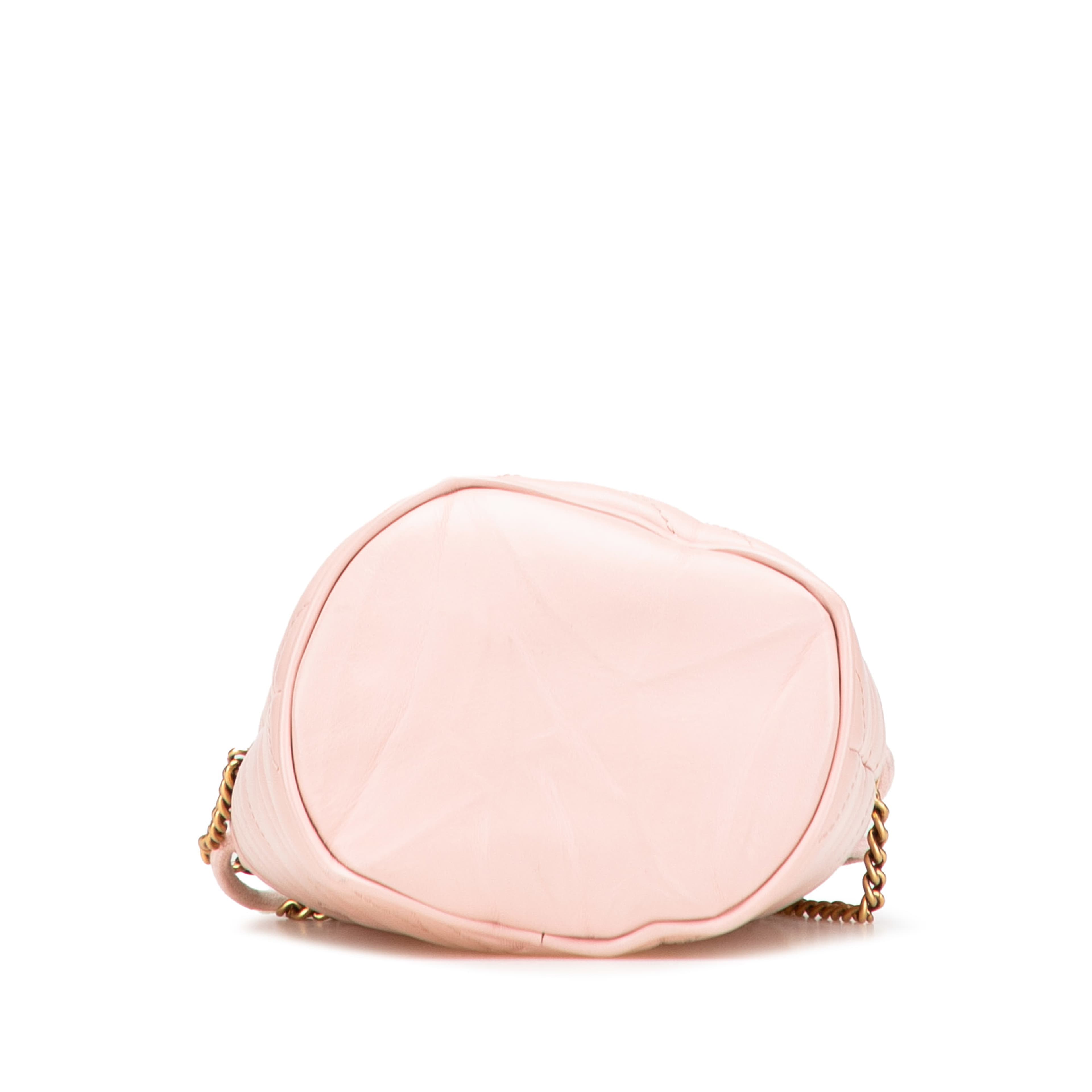 Gucci Small Gg Marmont Leather Matelasse Bucket Bag, från Luxclusif, i färgen pink. Klicka för att öppna bilden i stort format