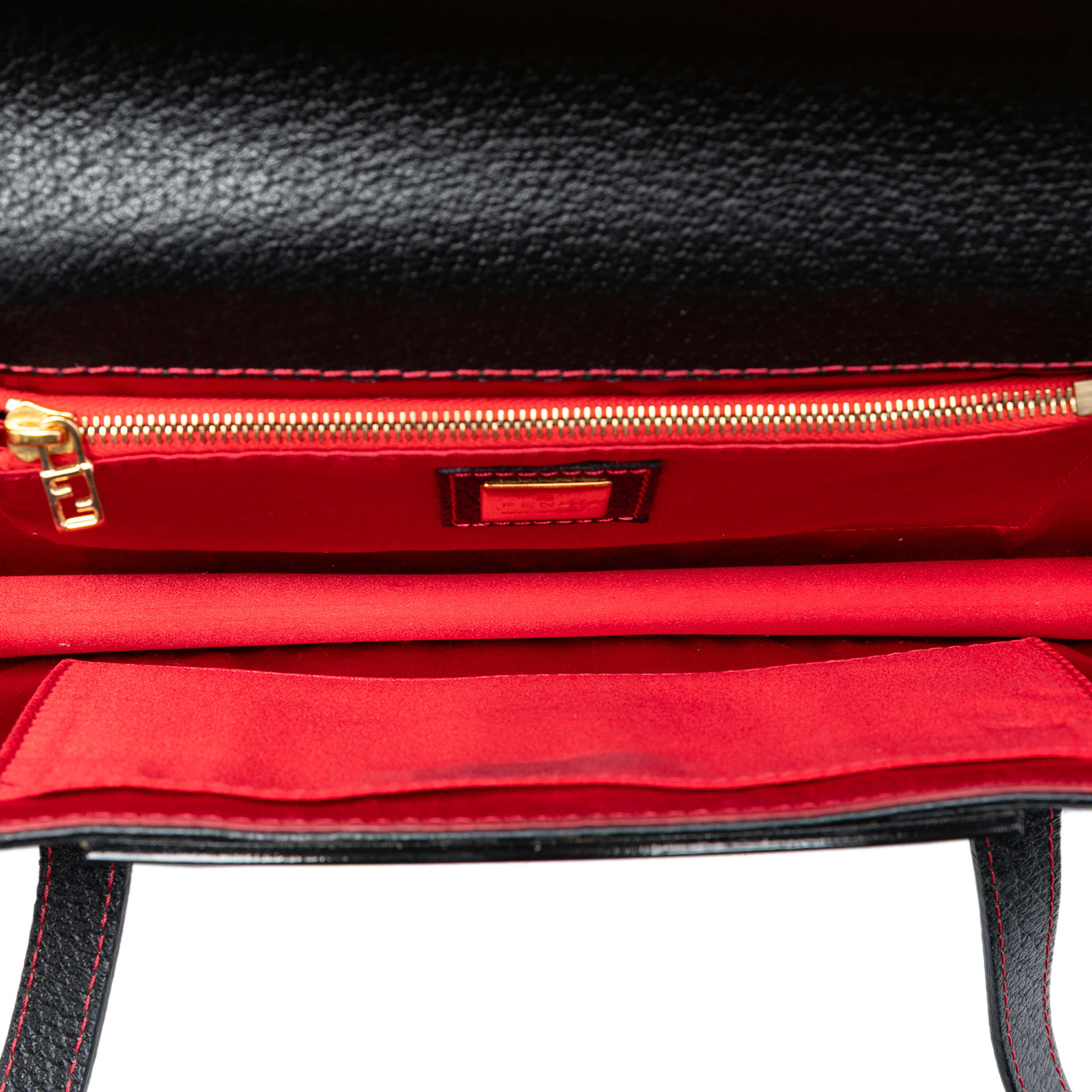 Fendi Pigskin Plexiglass Geometric Shoulder Bag, från Luxclusif, i färgen black. Klicka för att öppna bilden i stort format