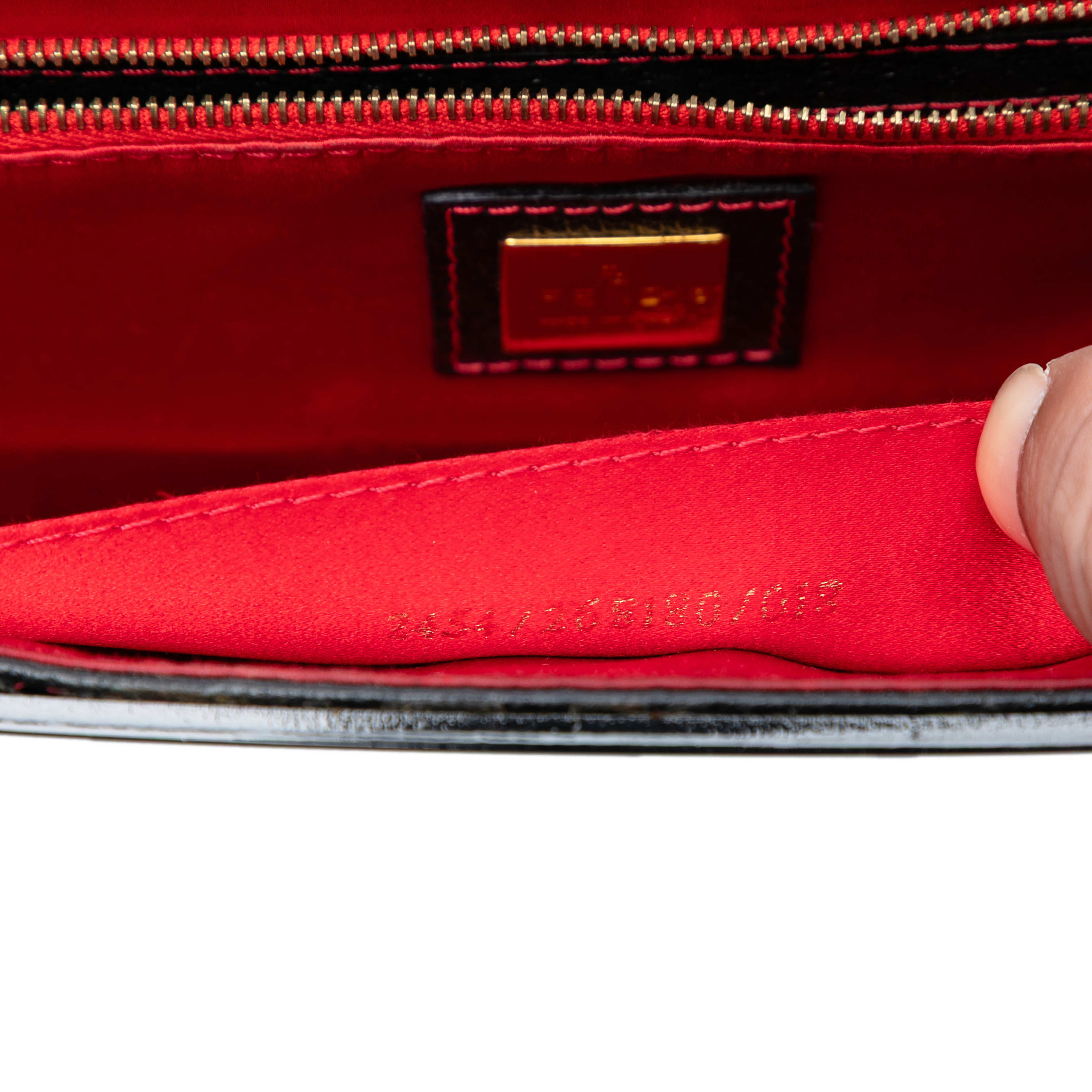 Fendi Pigskin Plexiglass Geometric Shoulder Bag, från Luxclusif, i färgen black. Klicka för att öppna bilden i stort format