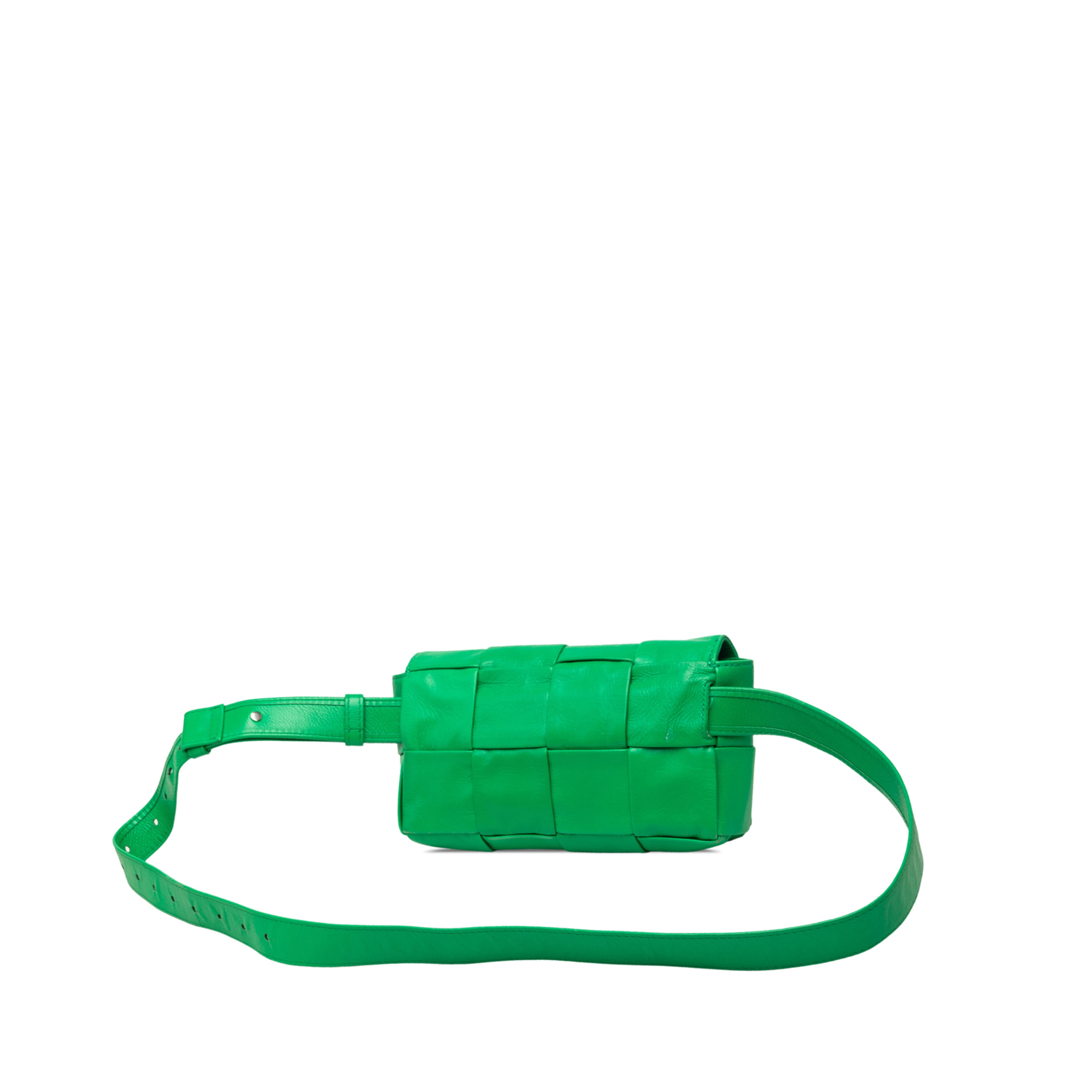 Bottega Veneta Mini Paper Calfskin Intrecciato Cassette Belt Bag, från Luxclusif, i färgen grön. Klicka för att öppna bilden i stort format
