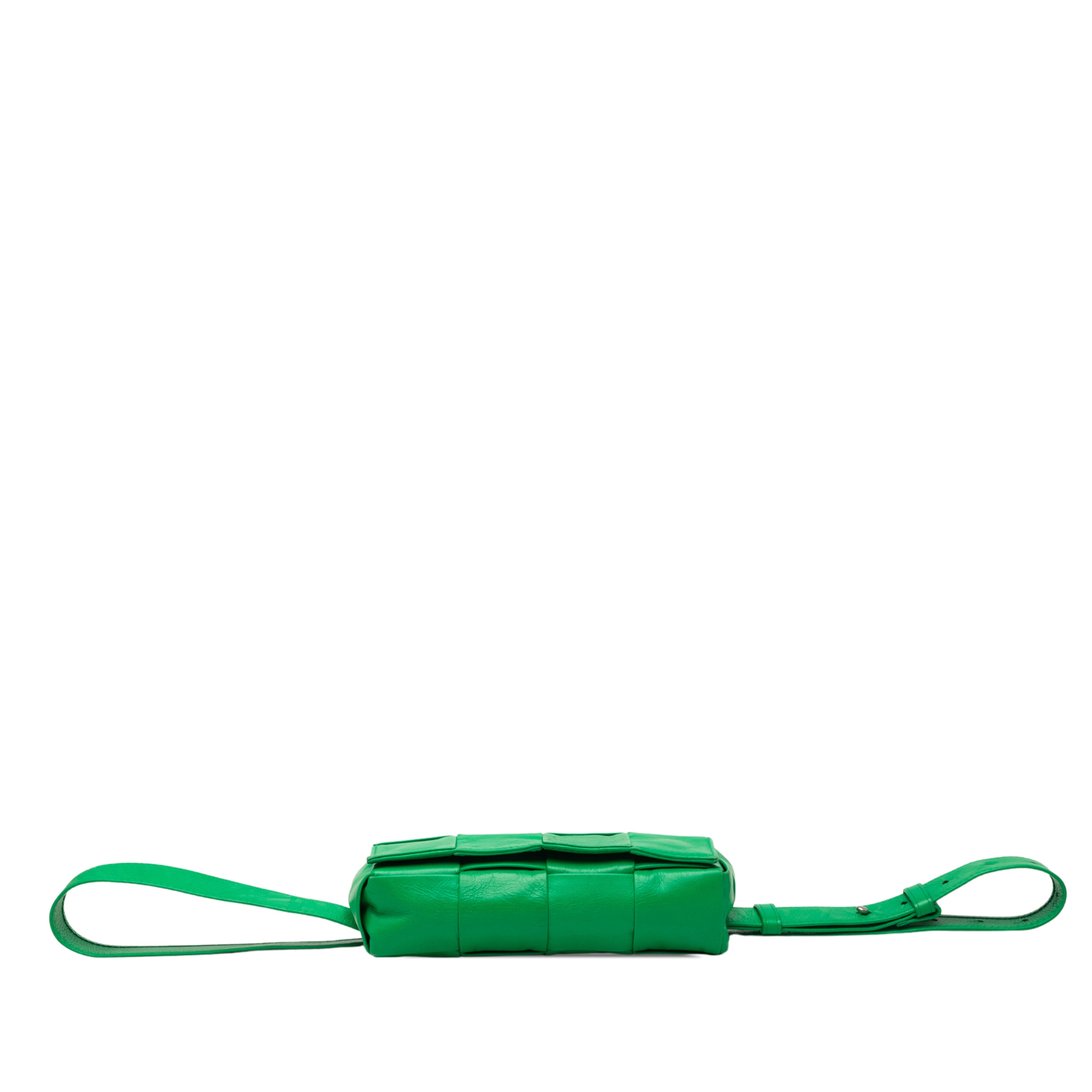 Bottega Veneta Mini Paper Calfskin Intrecciato Cassette Belt Bag, från Luxclusif, i färgen grön. Klicka för att öppna bilden i stort format