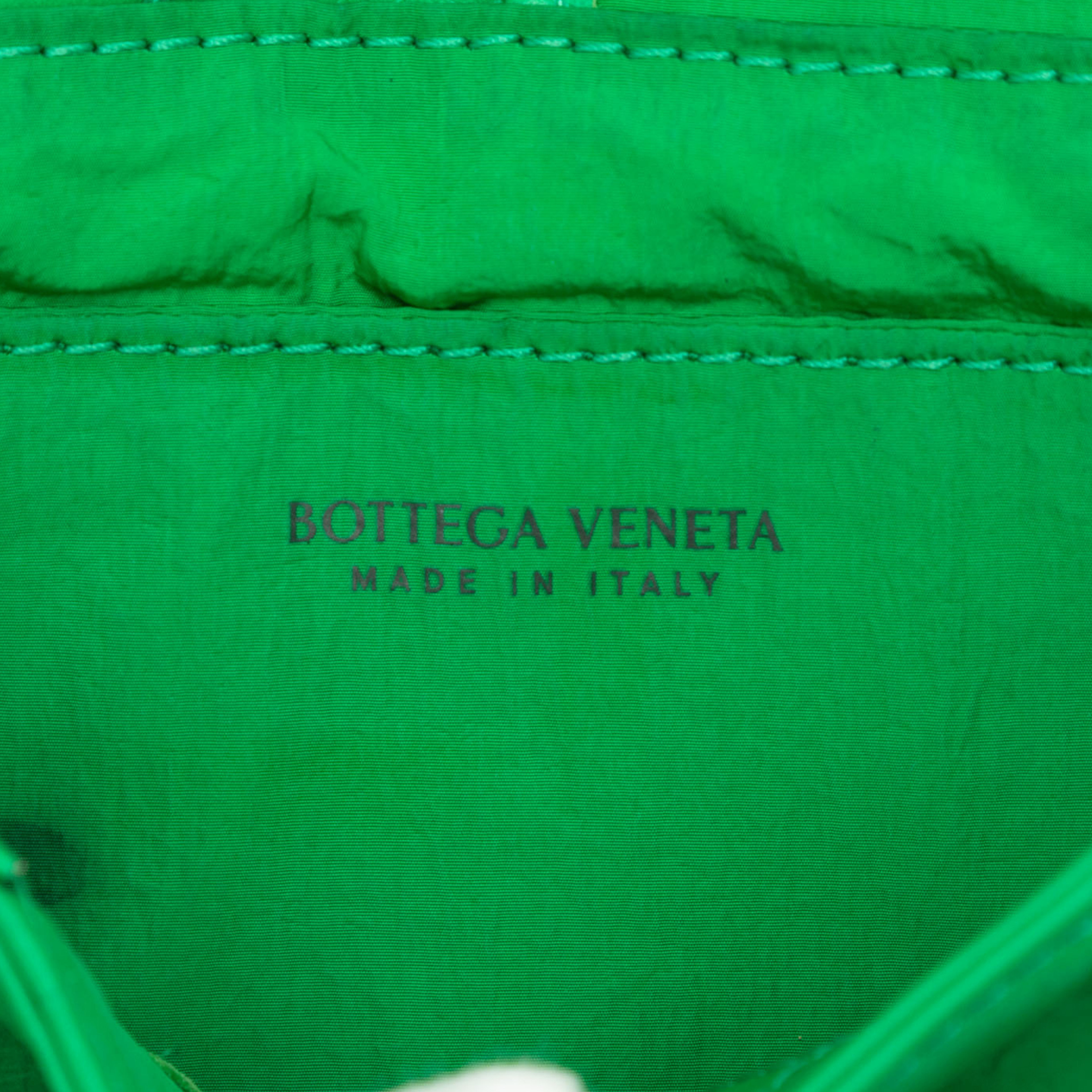 Bottega Veneta Mini Paper Calfskin Intrecciato Cassette Belt Bag, från Luxclusif, i färgen grön. Klicka för att öppna bilden i stort format