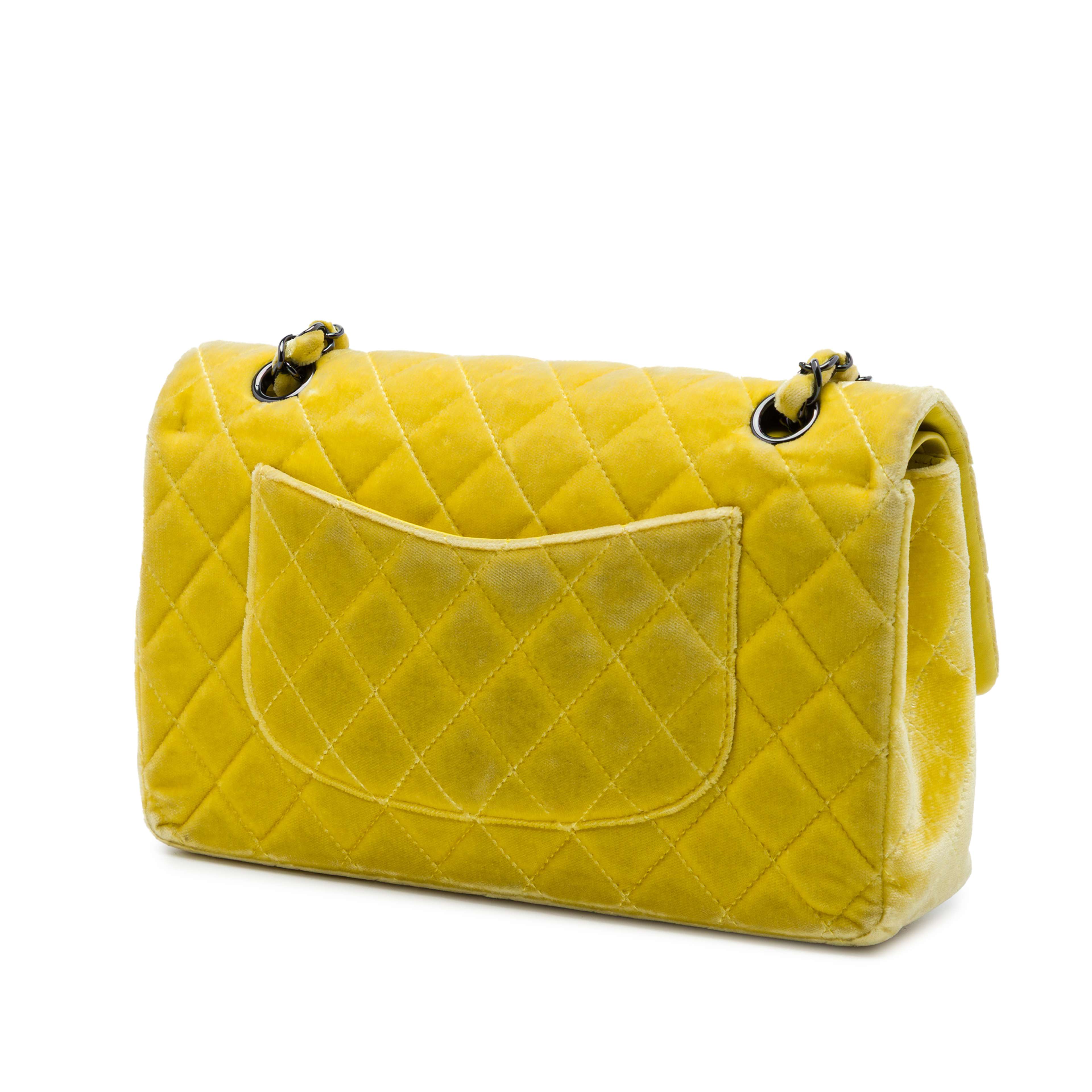 Chanel Medium Classic Velvet Double Flap, från Luxclusif, i färgen gul. Klicka för att öppna bilden i stort format