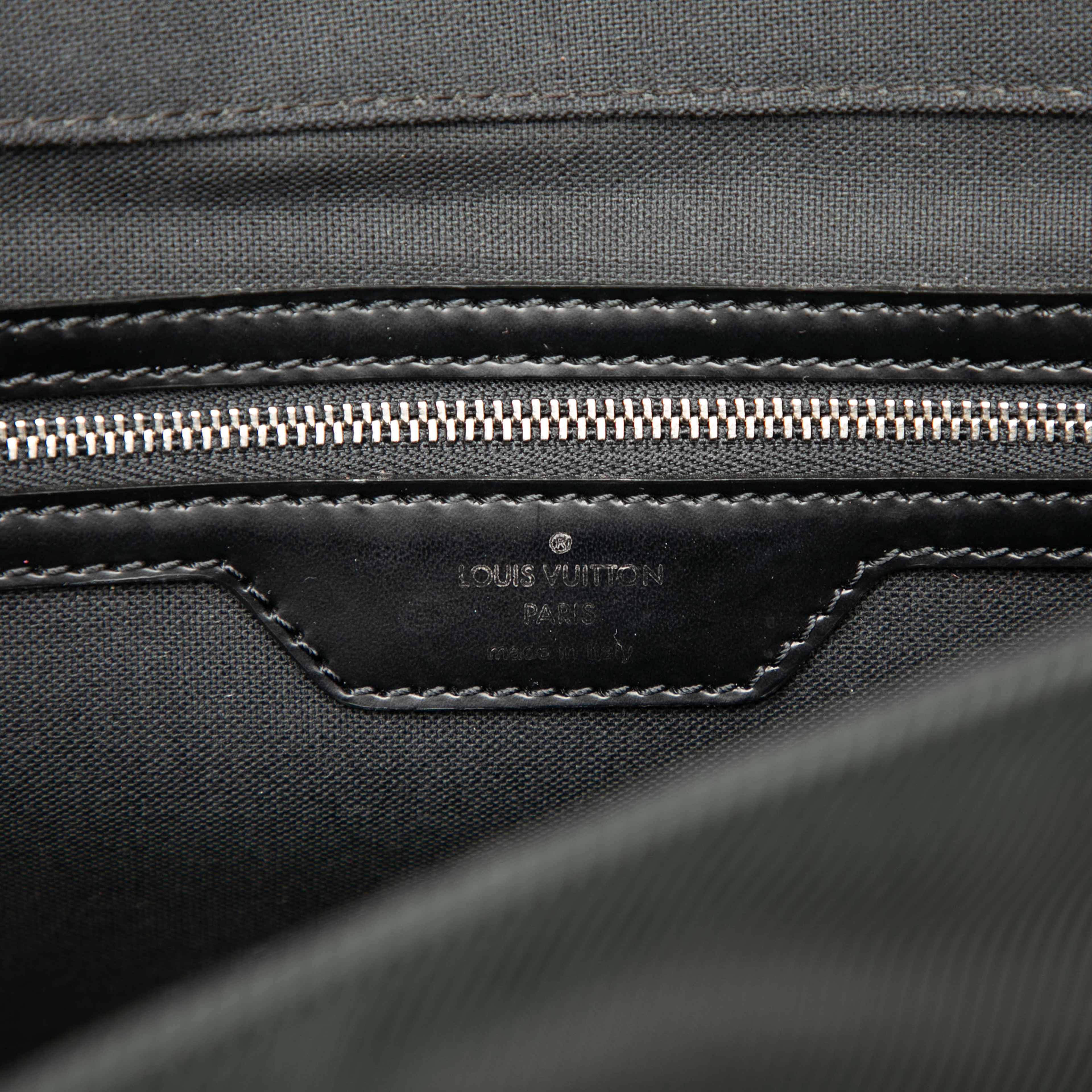 Louis Vuitton Taiga Viktor, från Luxclusif, i färgen black. Klicka för att öppna bilden i stort format