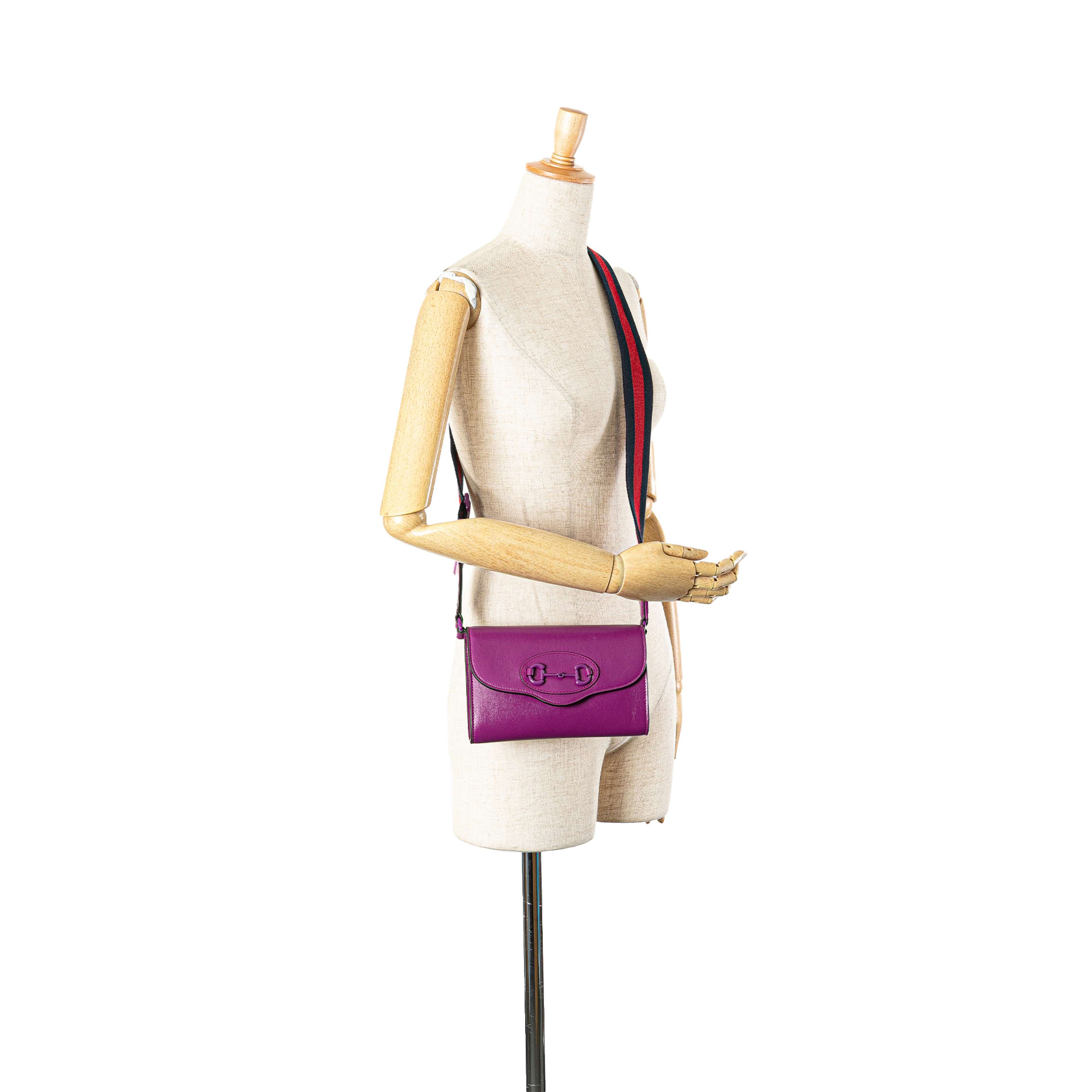 Gucci Mini Leather Horsebit 1955 Web Crossbody, från Luxclusif, i färgen purpur. Klicka för att öppna bilden i stort format