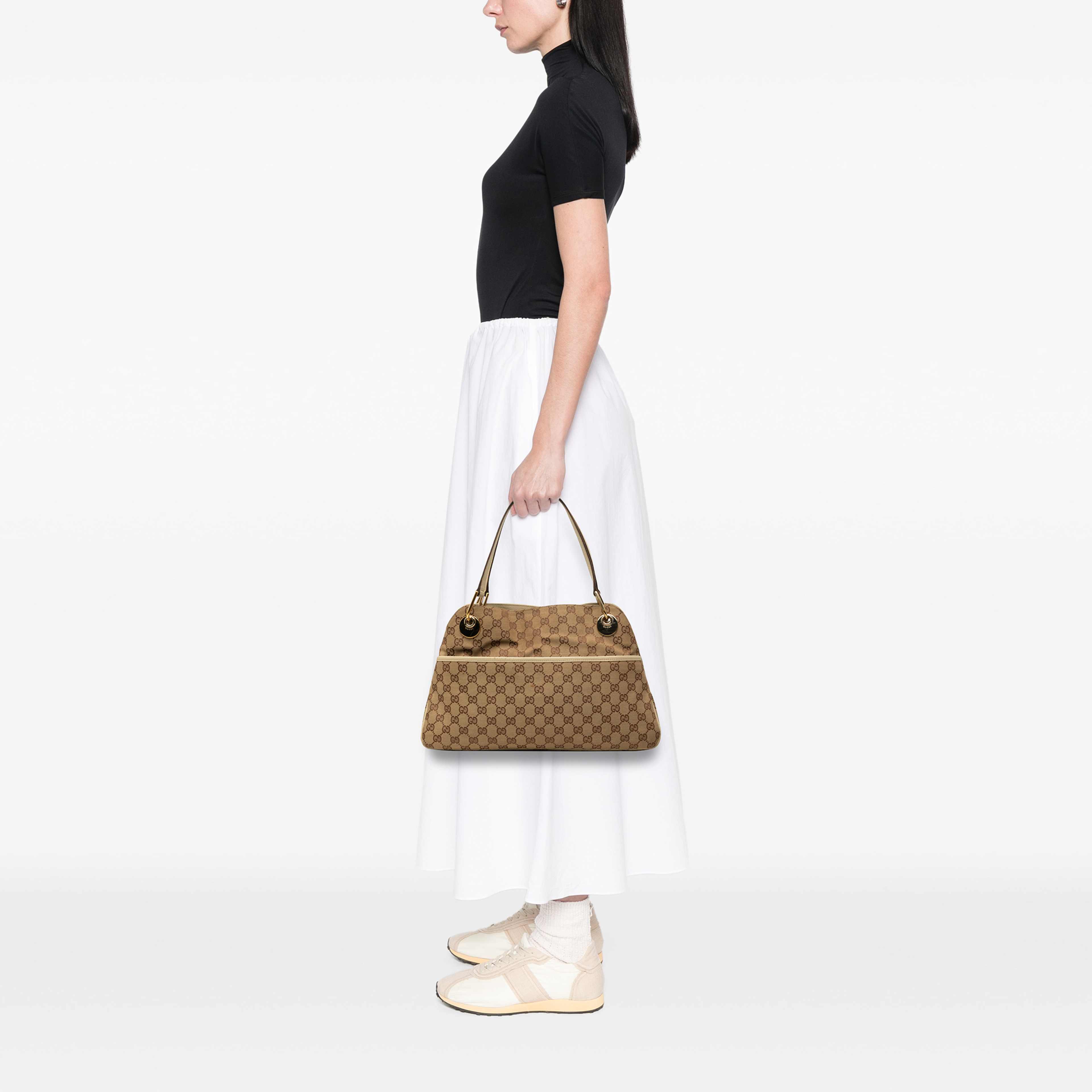 Gucci Gg Canvas Eclipse Shoulder Bag, från Luxclusif, i färgen beige. Klicka för att öppna bilden i stort format