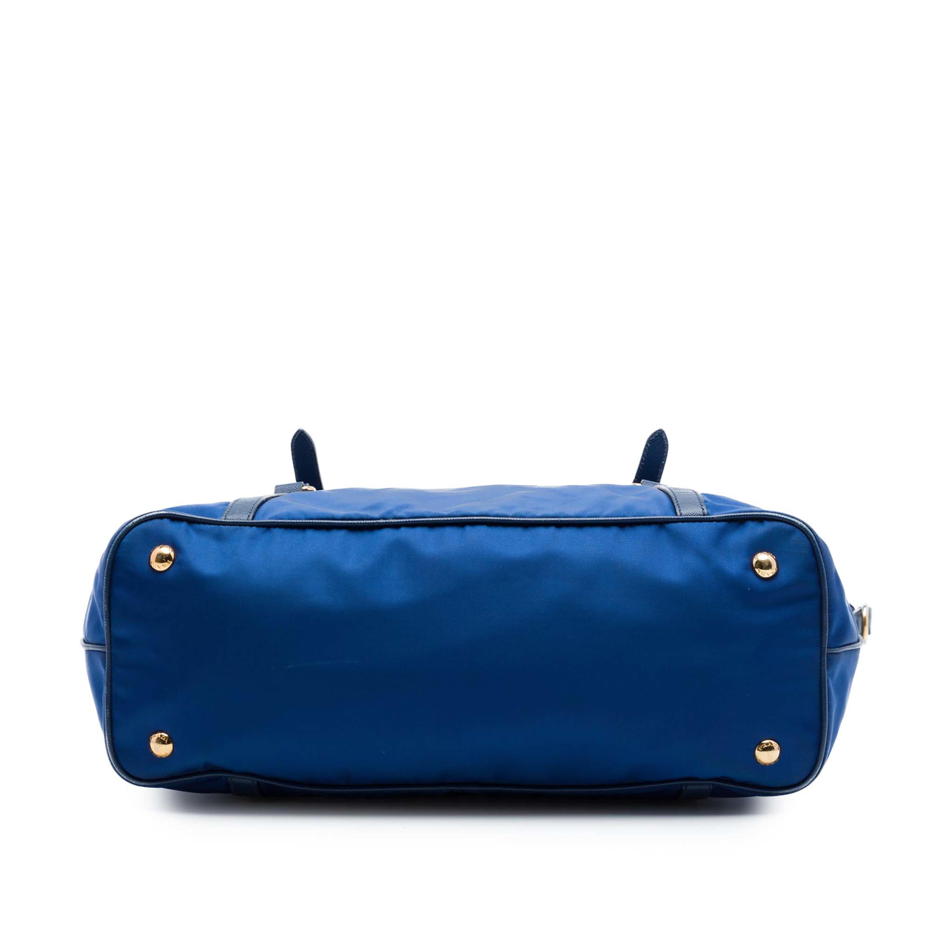 Prada Saffiano Trimmed Tessuto Zip Top Convertible Tote, från Luxclusif, i färgen blå. Klicka för att öppna bilden i stort format