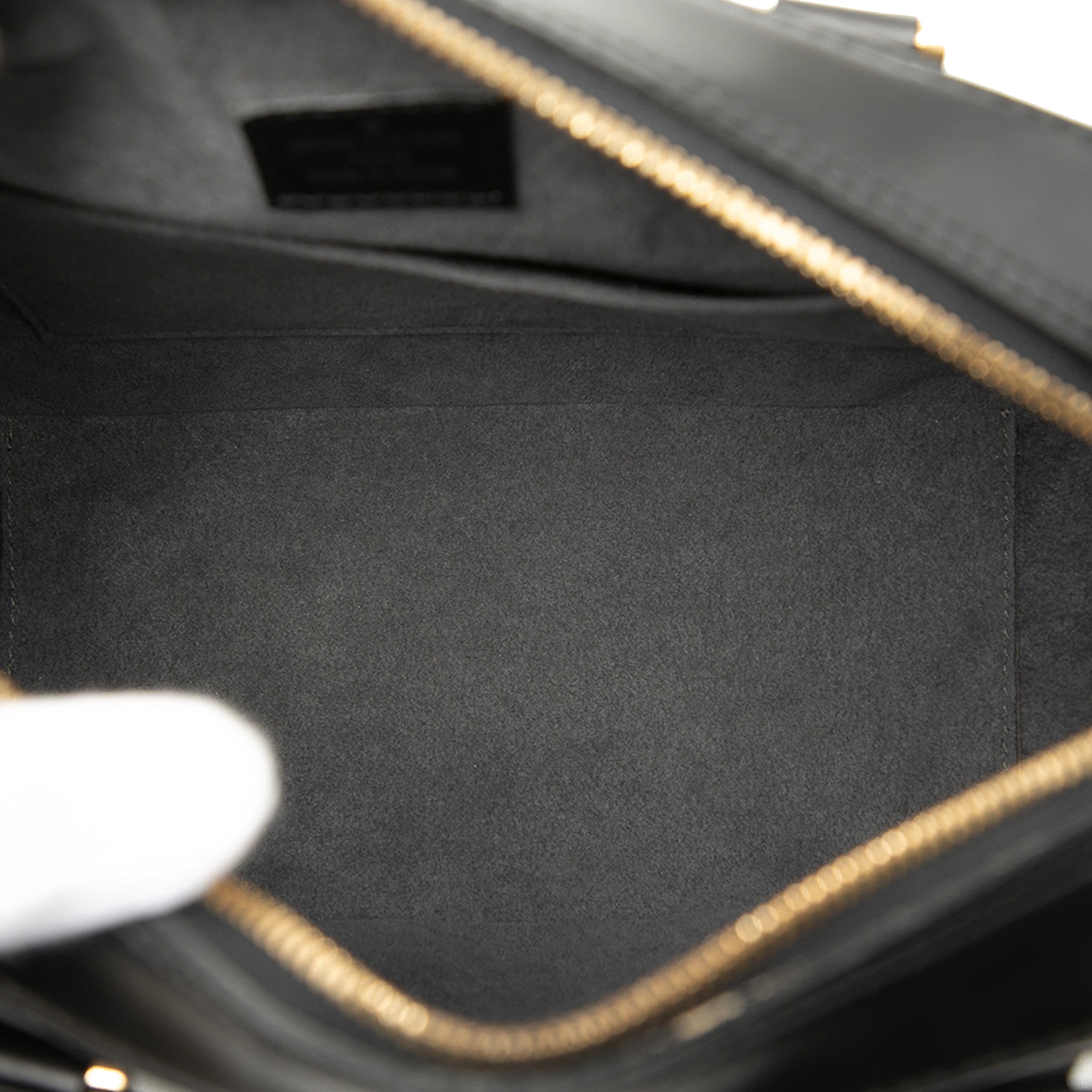 Louis Vuitton Epi Sablons, från Luxclusif, i färgen svart. Klicka för att öppna bilden i stort format