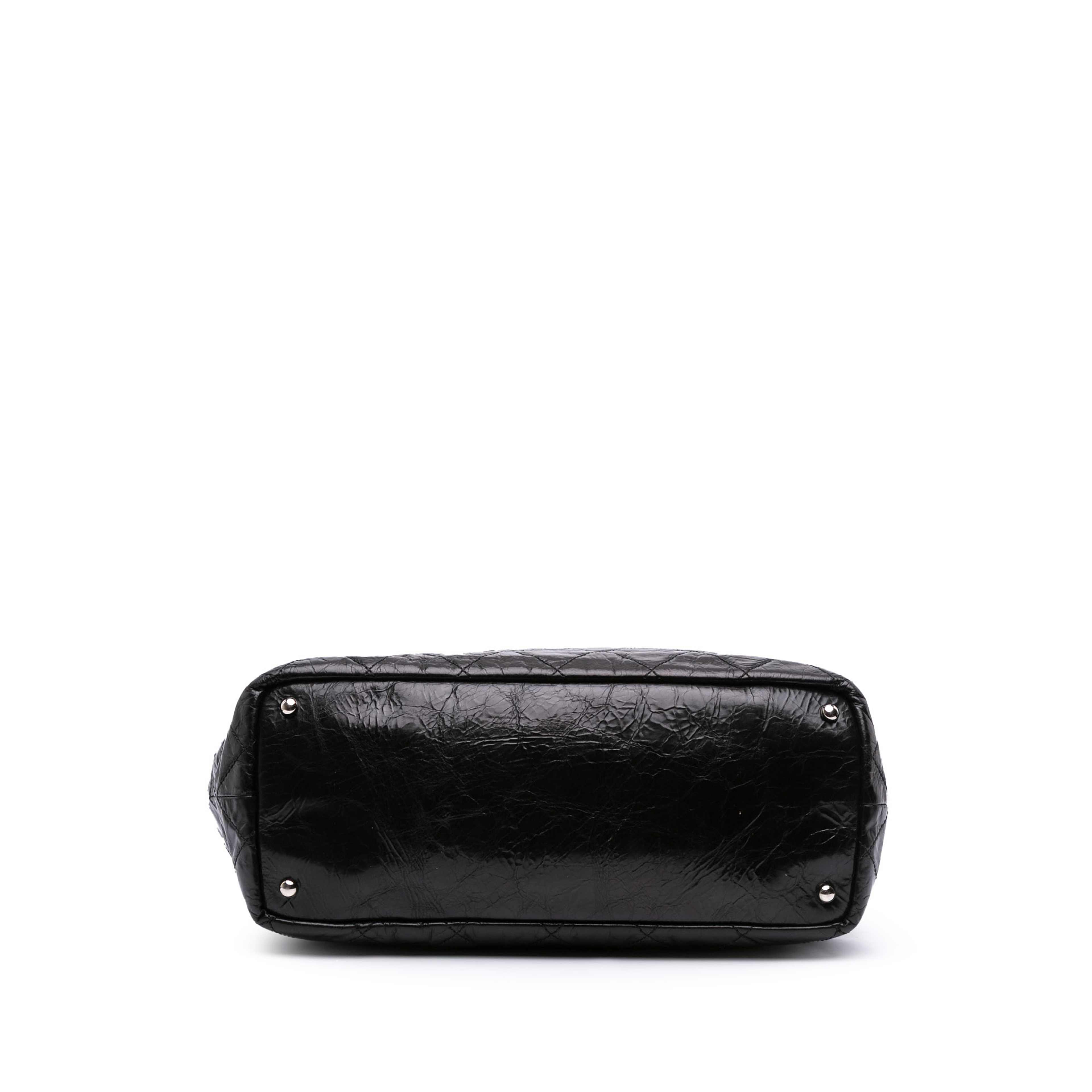 Chanel Cc Quilted Glazed Calfskin Portobello Tote, från Luxclusif, i färgen black. Klicka för att öppna bilden i stort format