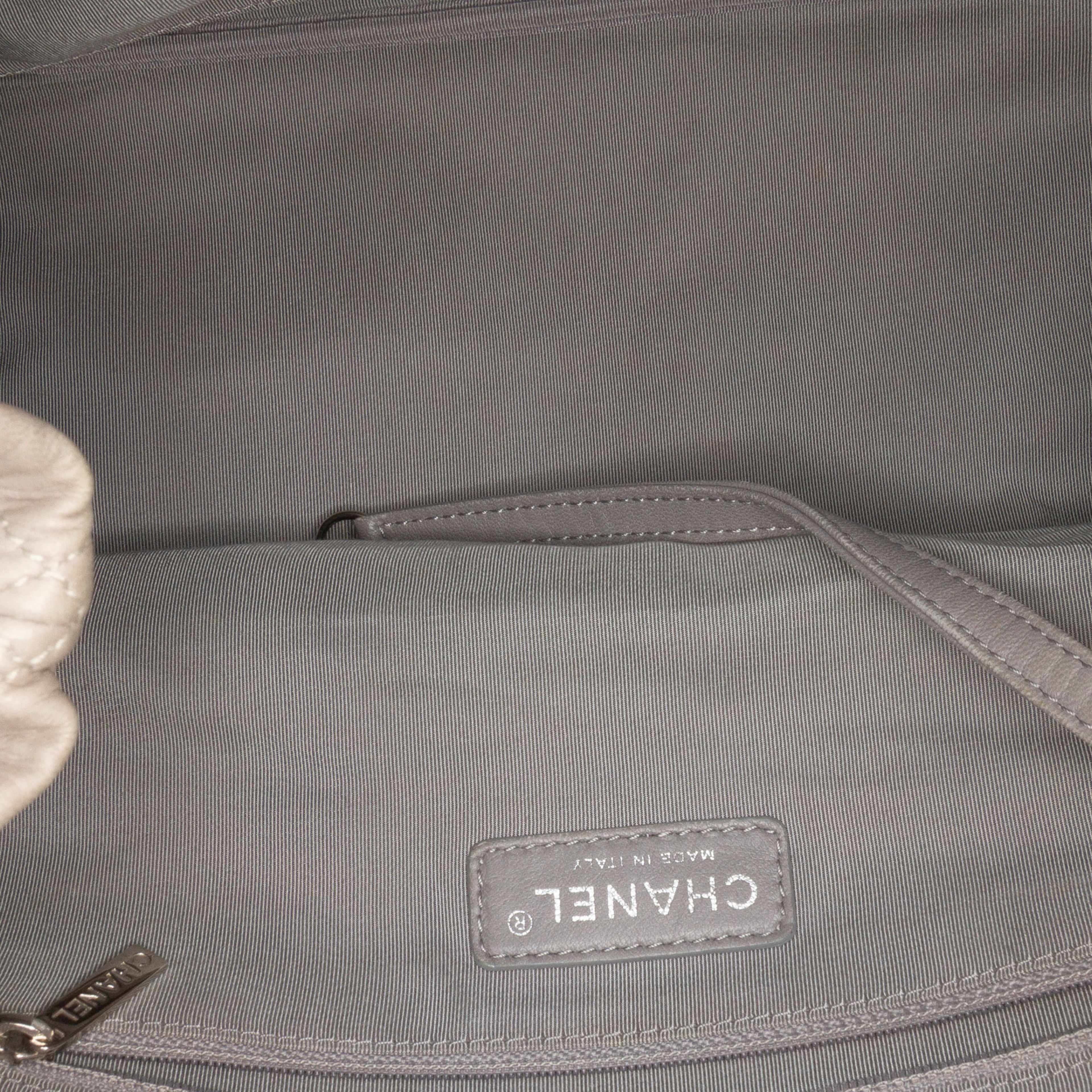 Chanel Cc Quilted Glazed Calfskin Portobello Tote, från Luxclusif, i färgen black. Klicka för att öppna bilden i stort format