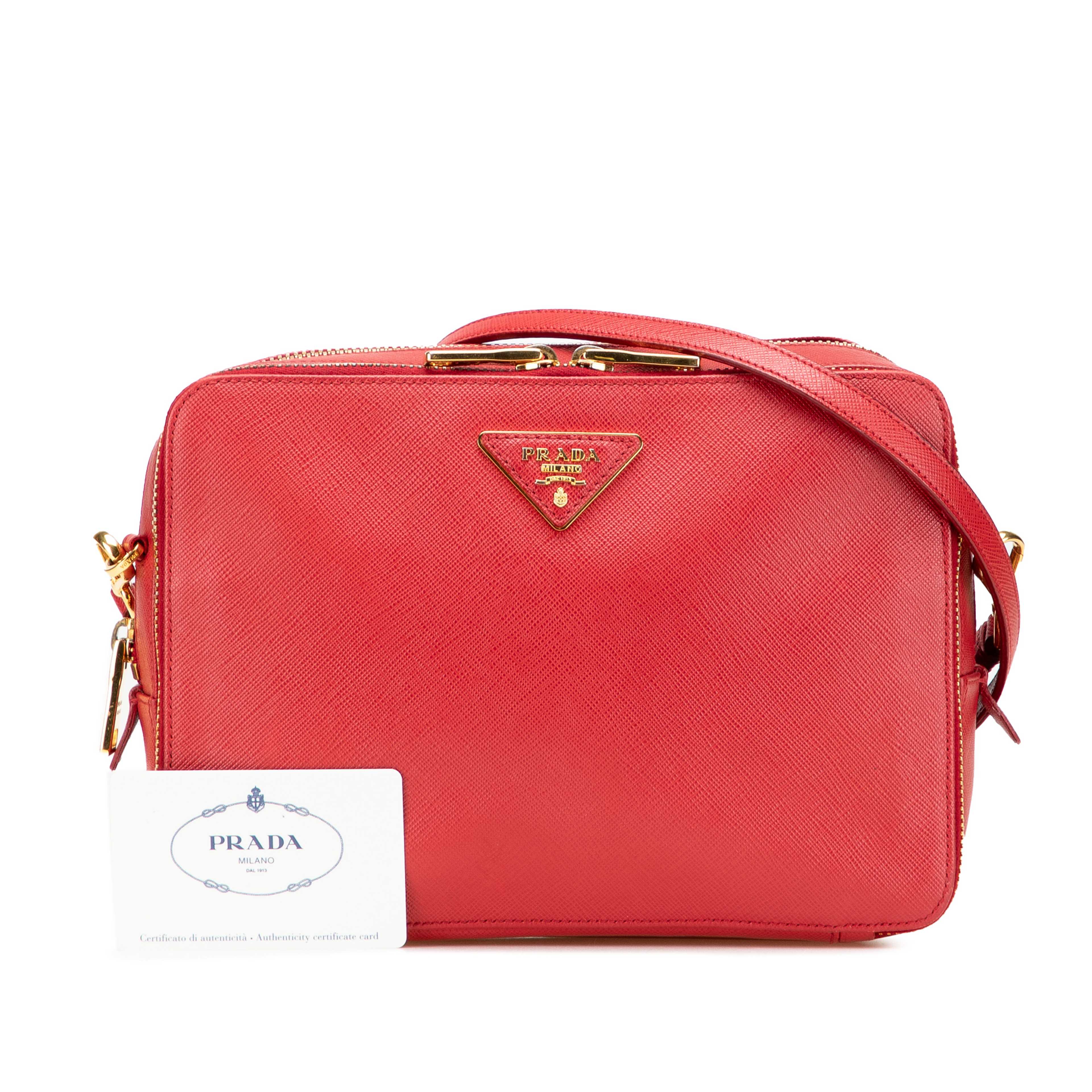 Prada Saffiano Double Zip Crossbody, från Luxclusif, i färgen röd. Klicka för att öppna bilden i stort format