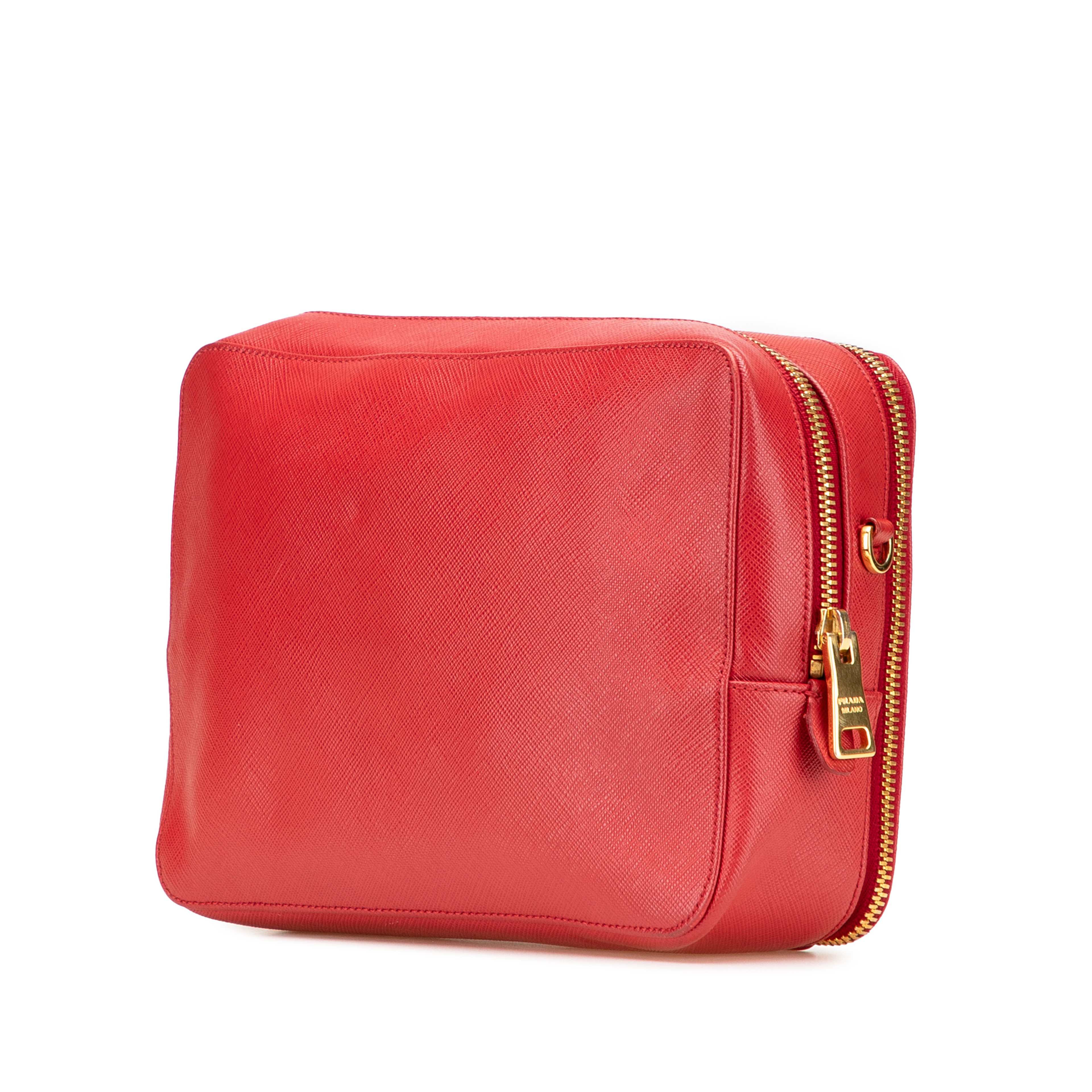 Prada Saffiano Double Zip Crossbody, från Luxclusif, i färgen röd. Klicka för att öppna bilden i stort format