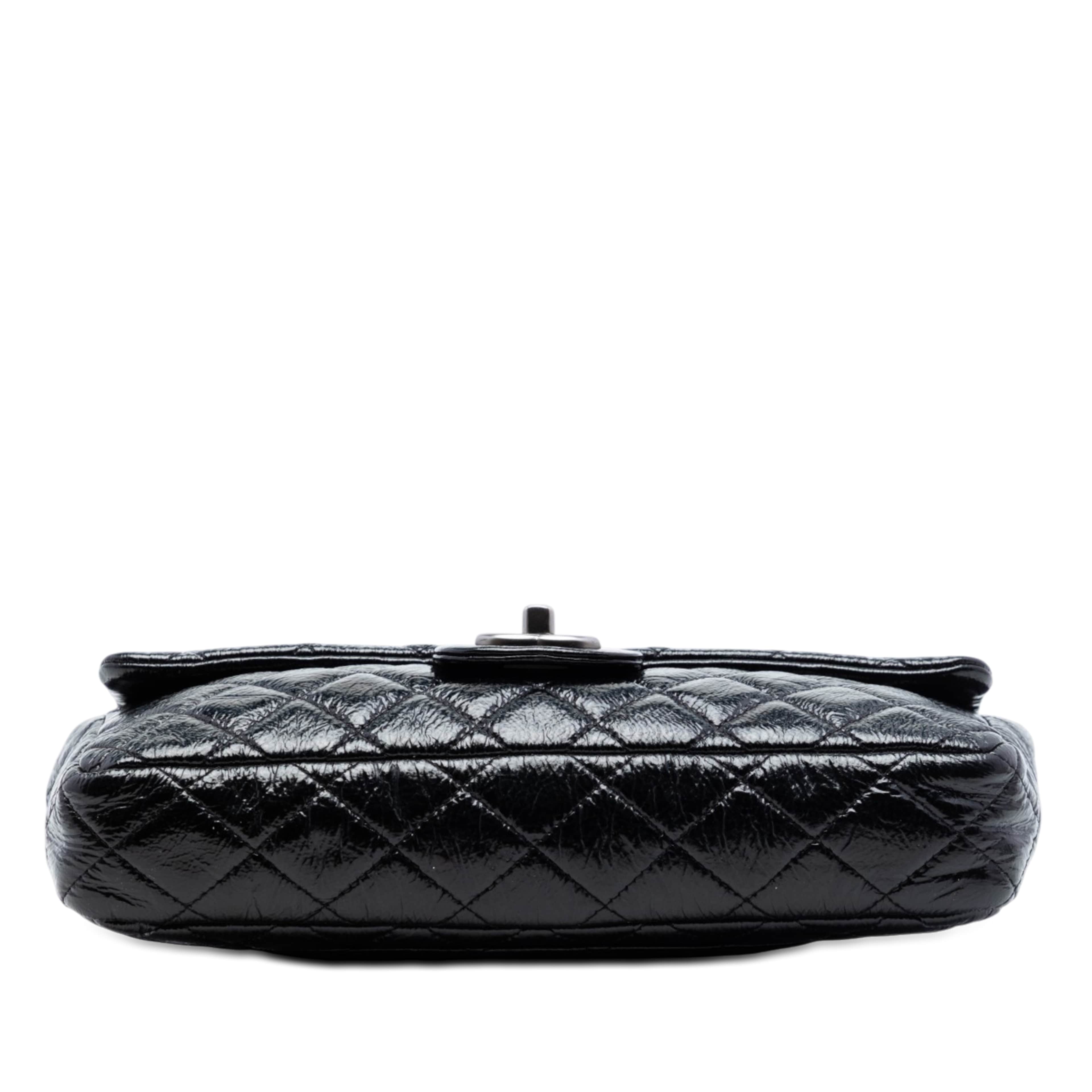 Chanel Quilted Crinkled Patent East West Single Flap, från Luxclusif, i färgen black. Klicka för att öppna bilden i stort format