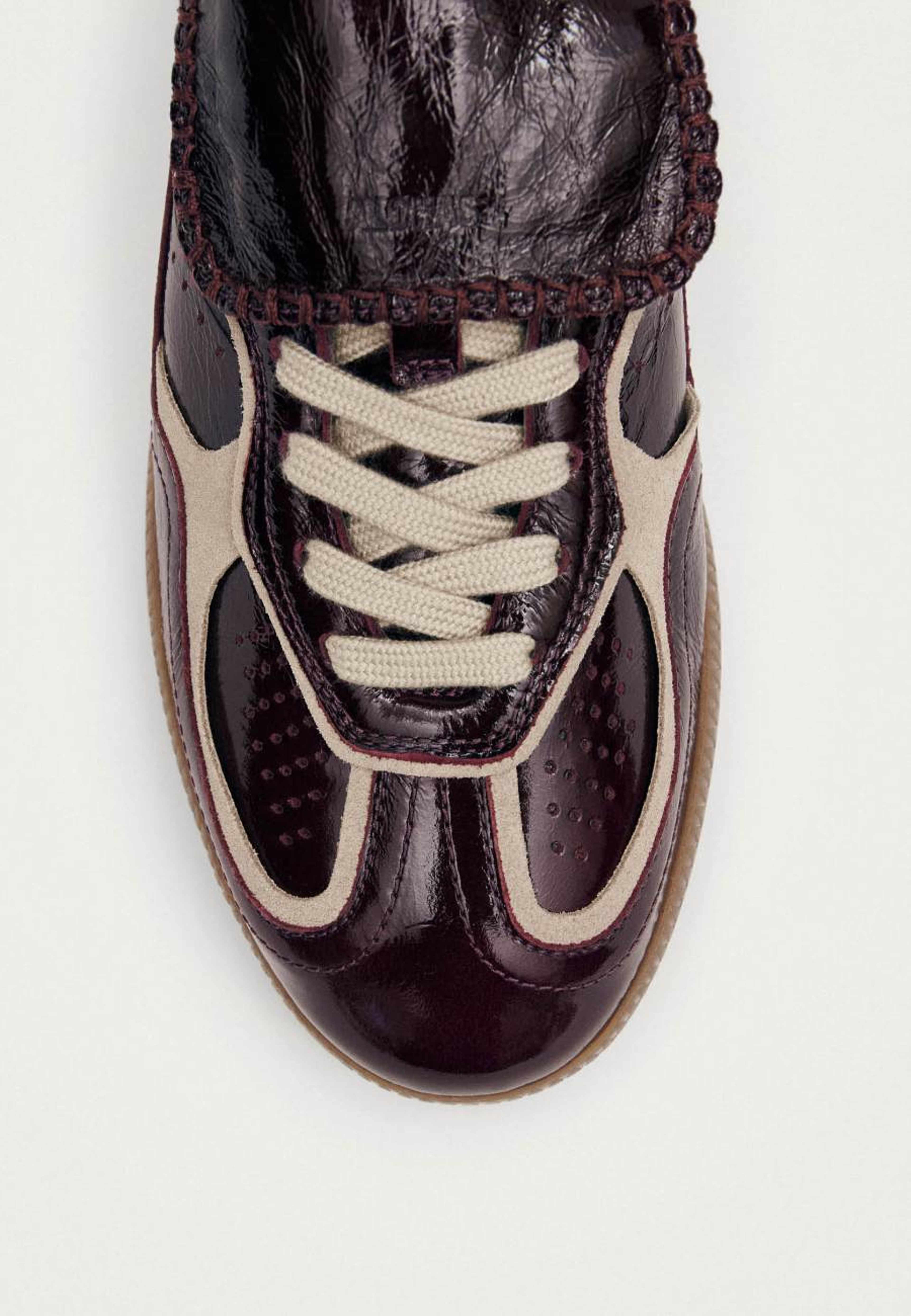 Tb.490 Club Onix Deep Burgundy Leather Sneakers, från Alohas, i färgen onix deep burgundy. Klicka för att öppna bilden i stort format