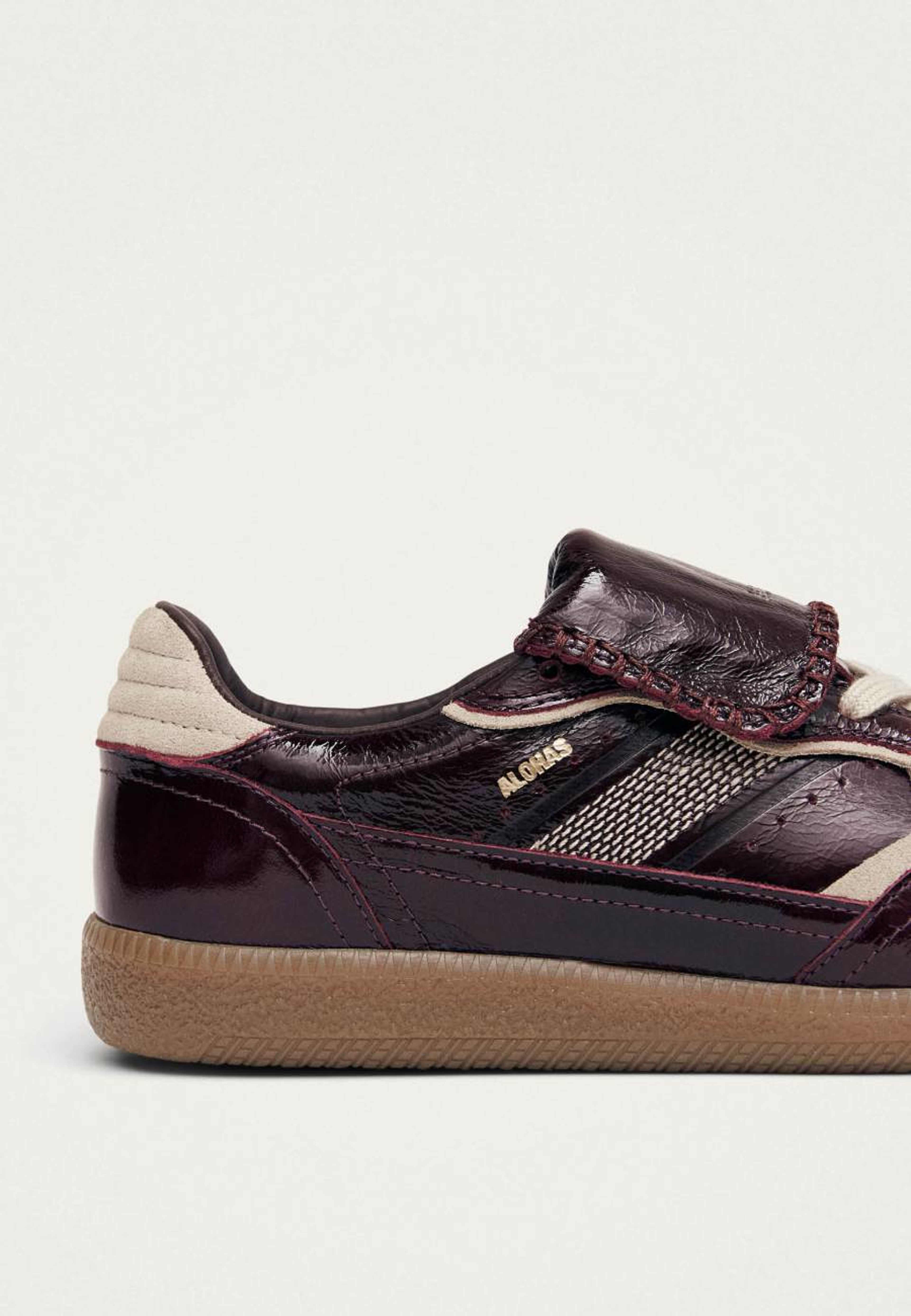 Tb.490 Club Onix Deep Burgundy Leather Sneakers, från Alohas, i färgen onix deep burgundy. Klicka för att öppna bilden i stort format