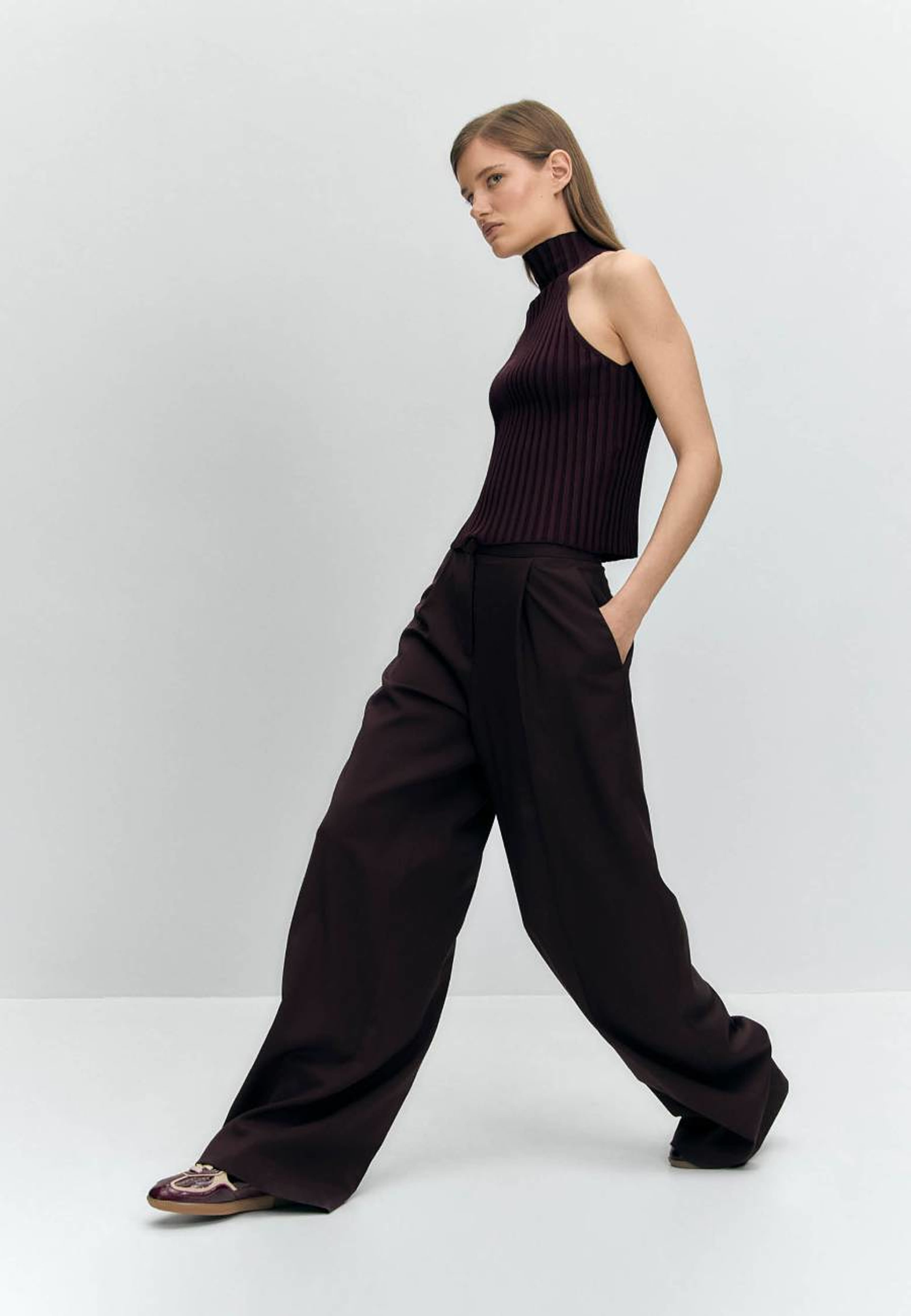 Tb.490 Club Onix Deep Burgundy Leather Sneakers, från Alohas, i färgen onix deep burgundy. Klicka för att öppna bilden i stort format